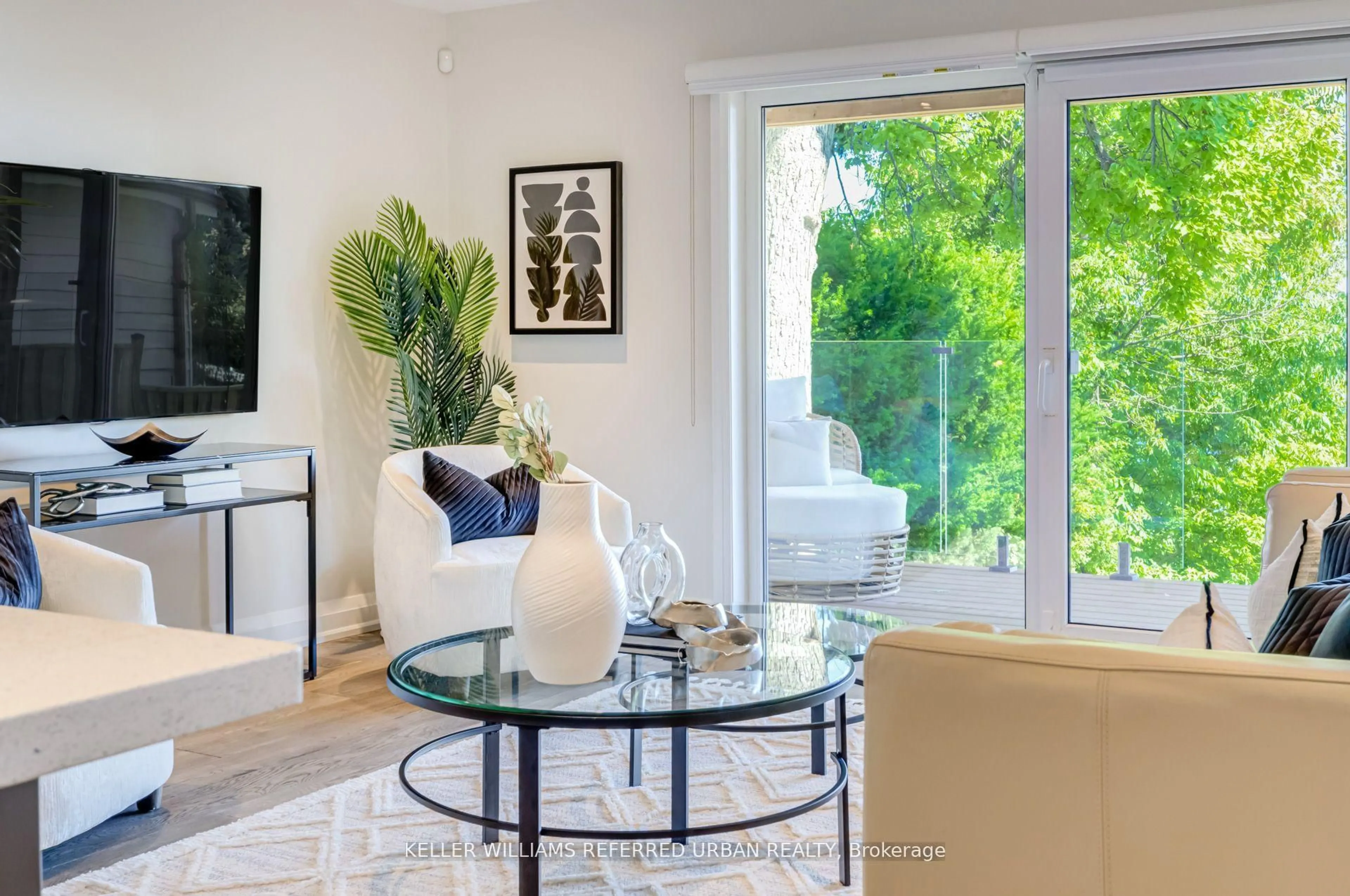 Living room with furniture, unknown for 399 Lake Promenade, Toronto Ontario M8W 1C3