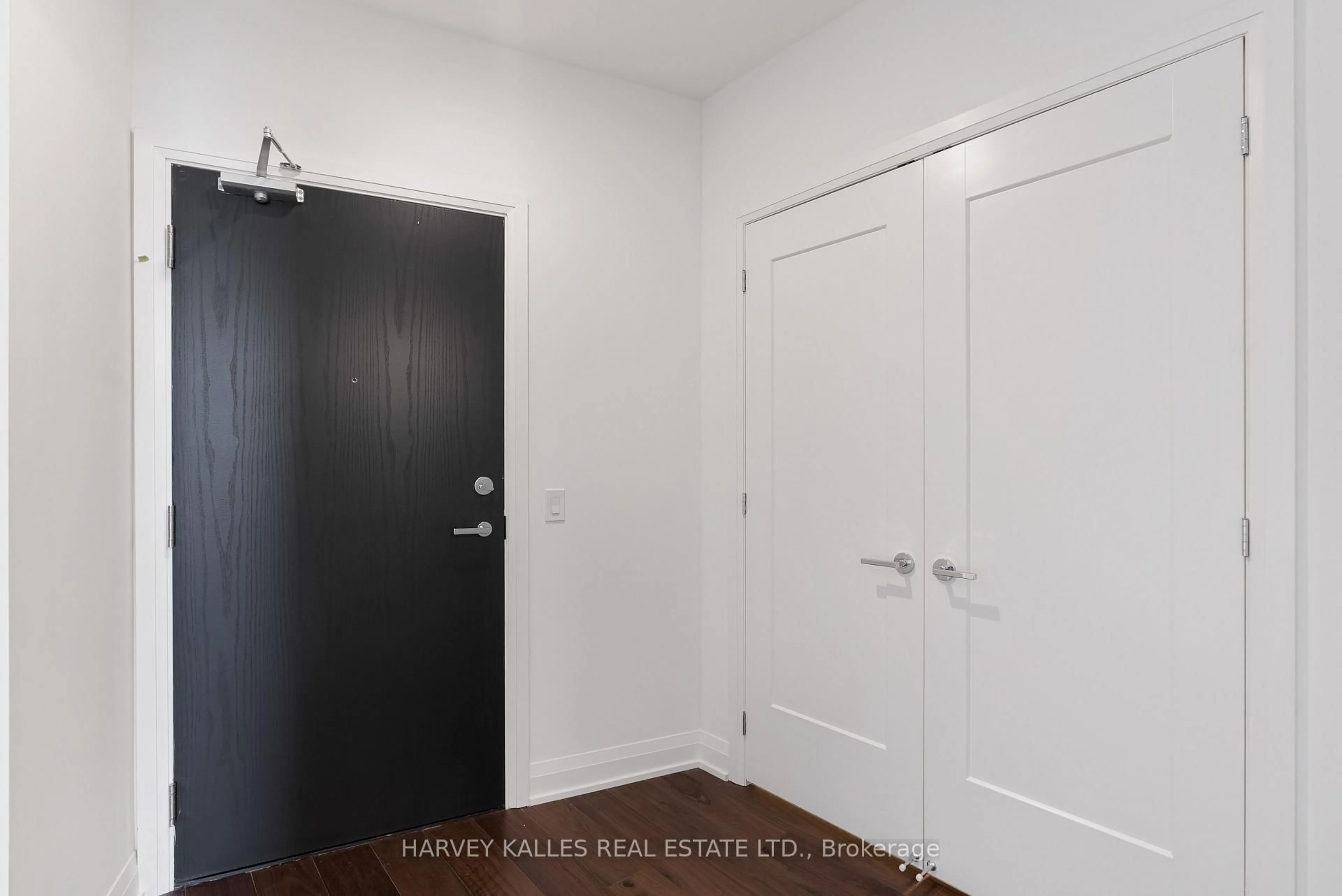 Indoor entryway for 293 The Kingsway #707, Toronto Ontario M9A 3A9