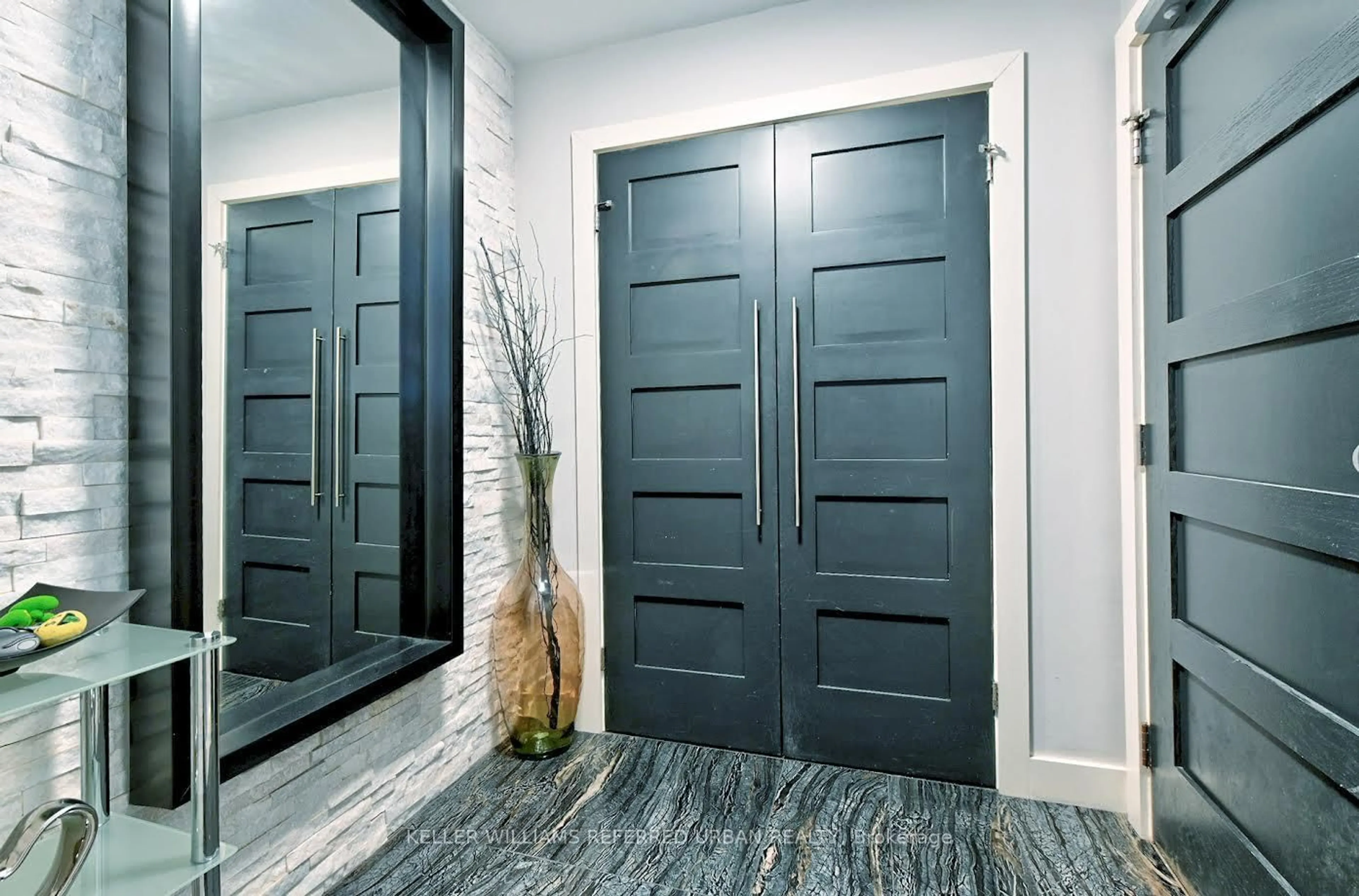 Indoor entryway for 11 Wincott Dr #1411, Toronto Ontario M9R 2R9