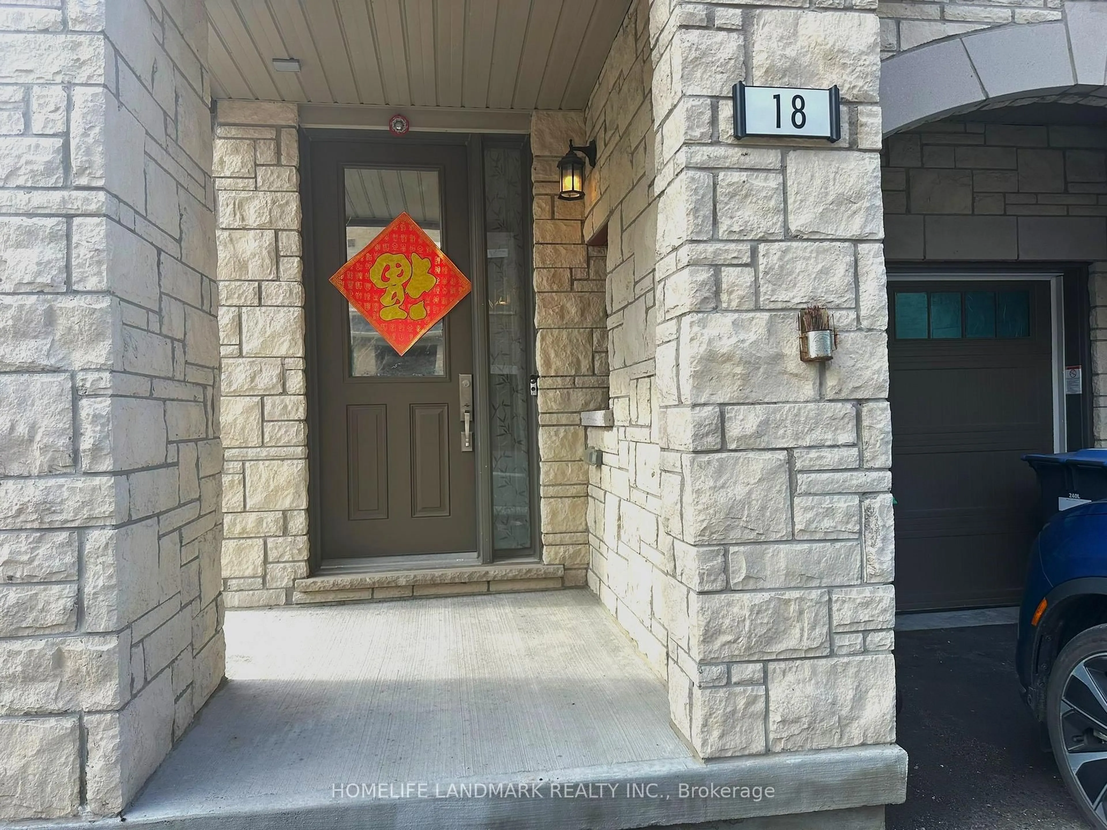 Indoor entryway for 18 Lavinia Rd, Brampton Ontario L6P 4N8