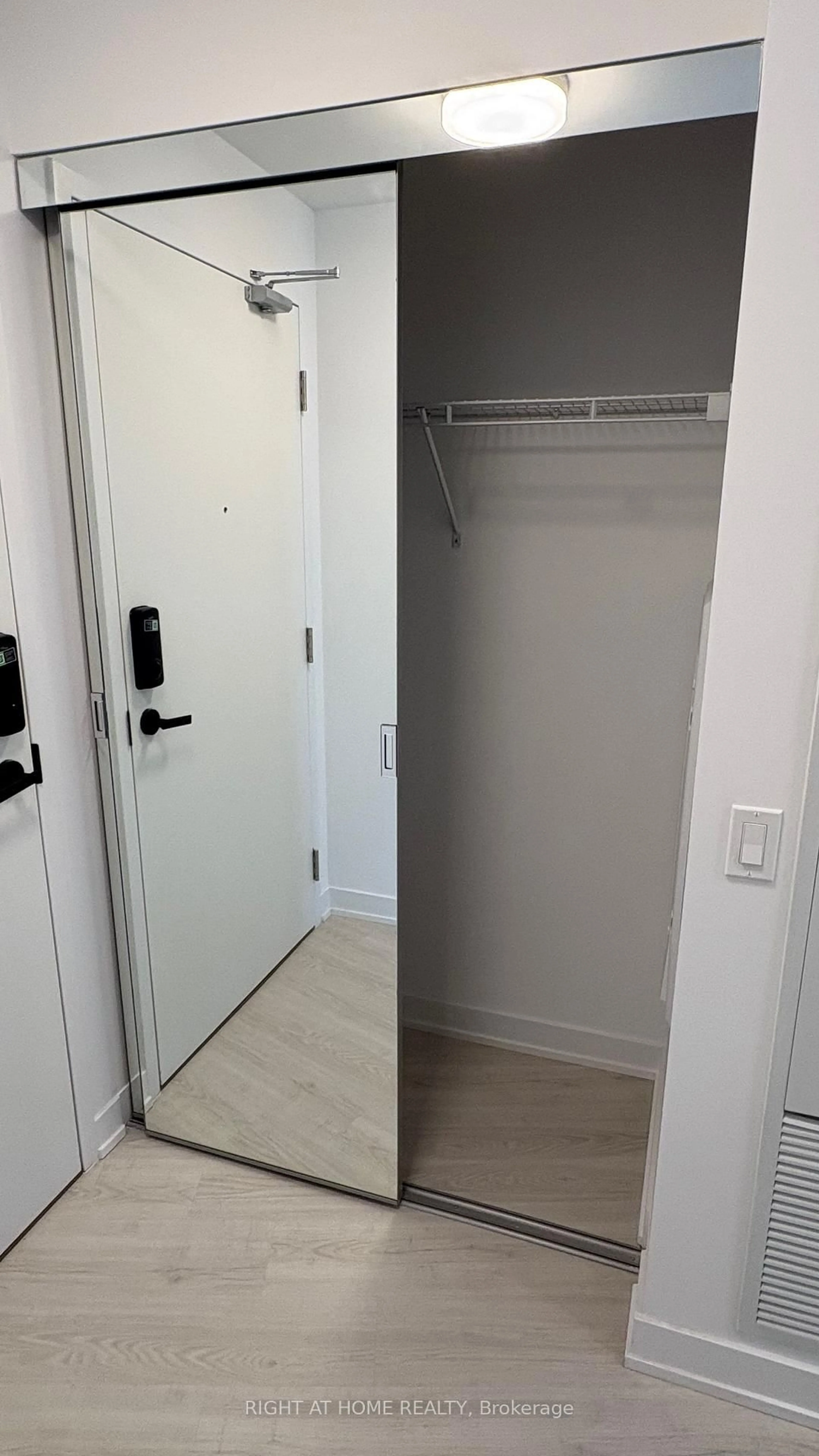 Indoor entryway for 3883 Quartz Rd #216, Mississauga Ontario L5B 0M4