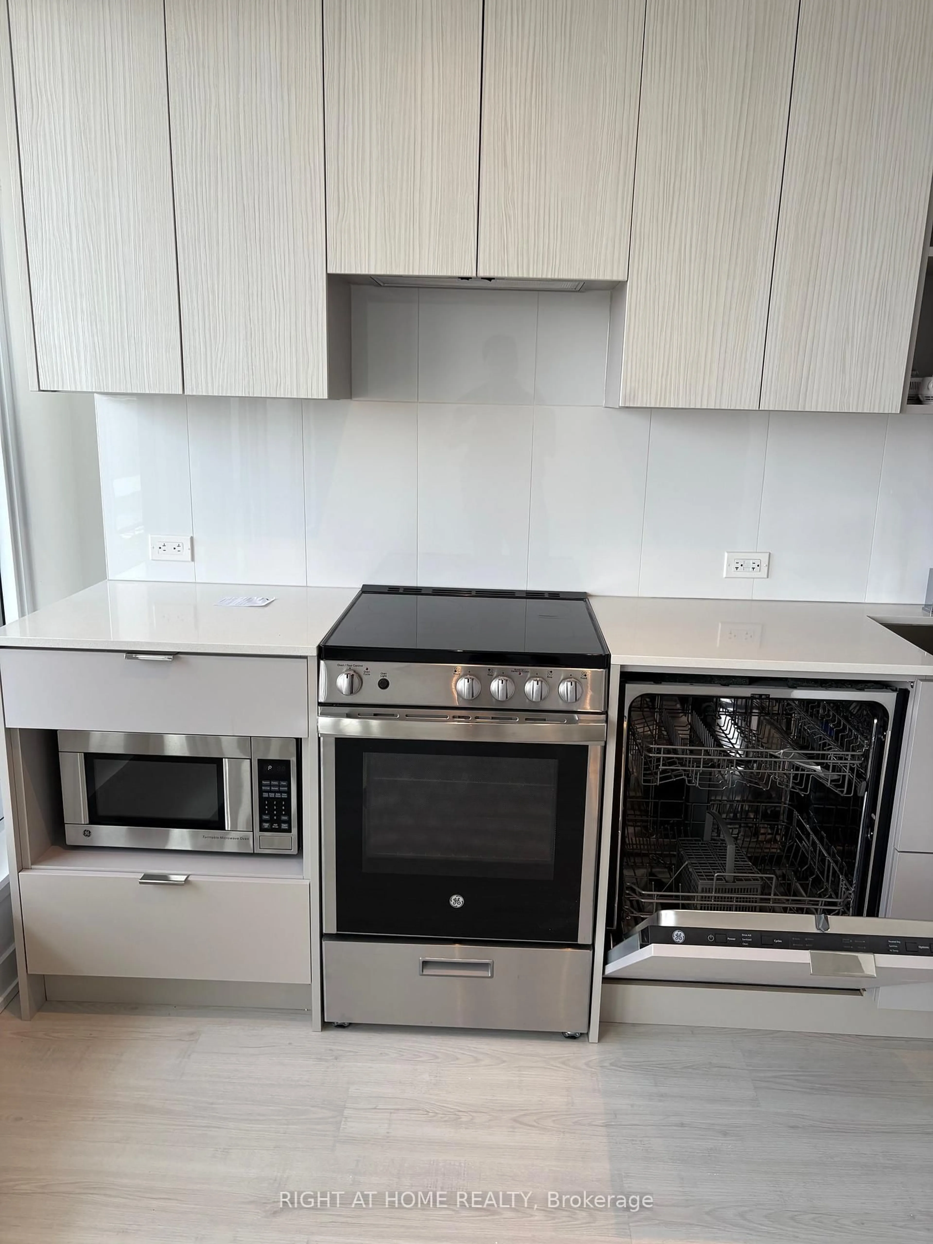 Unknown for 3883 Quartz Rd #216, Mississauga Ontario L5B 0M4