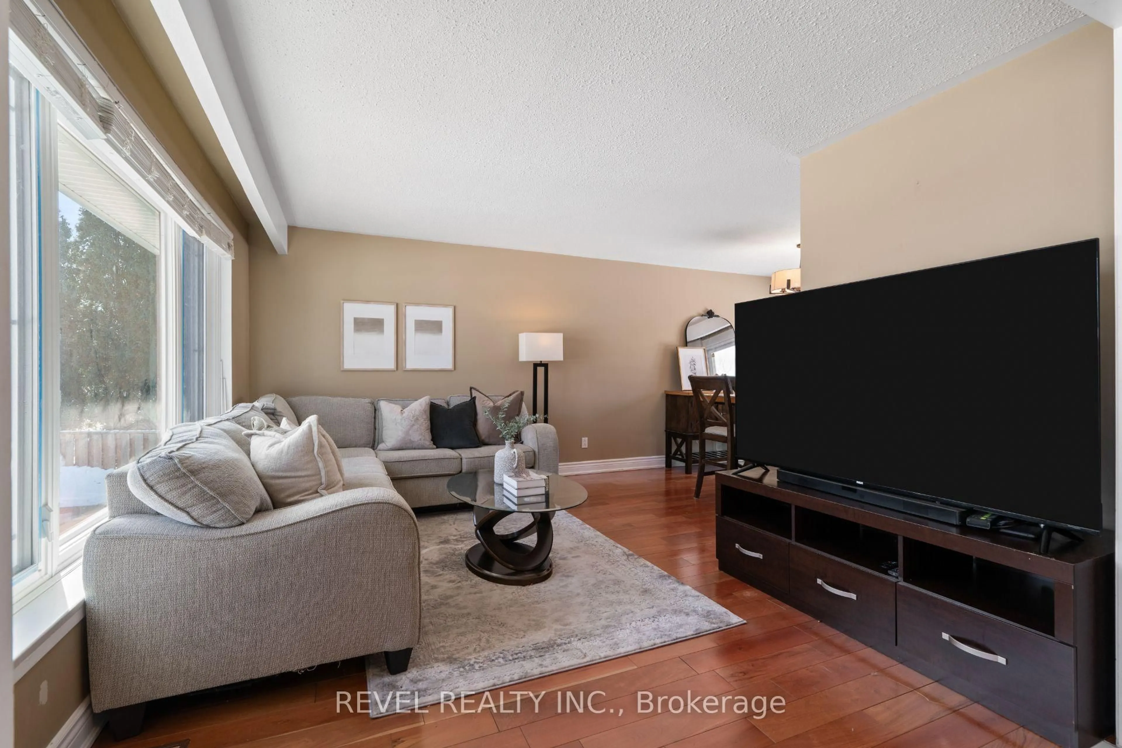 Living room with furniture, wood/laminate floor for 37 Ferndale Cres, Brampton Ontario L6W 1G1