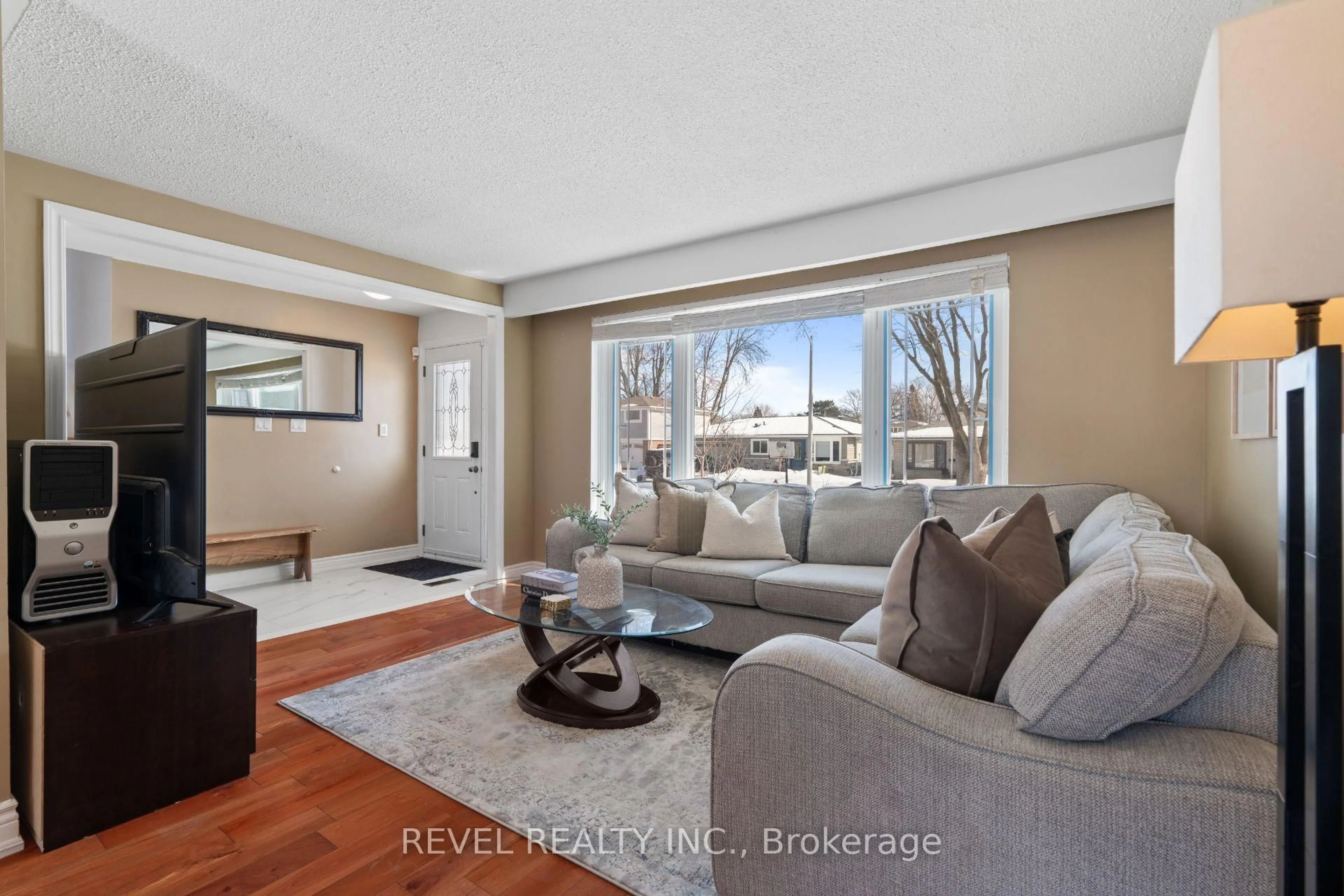 Living room with furniture, unknown for 37 Ferndale Cres, Brampton Ontario L6W 1G1