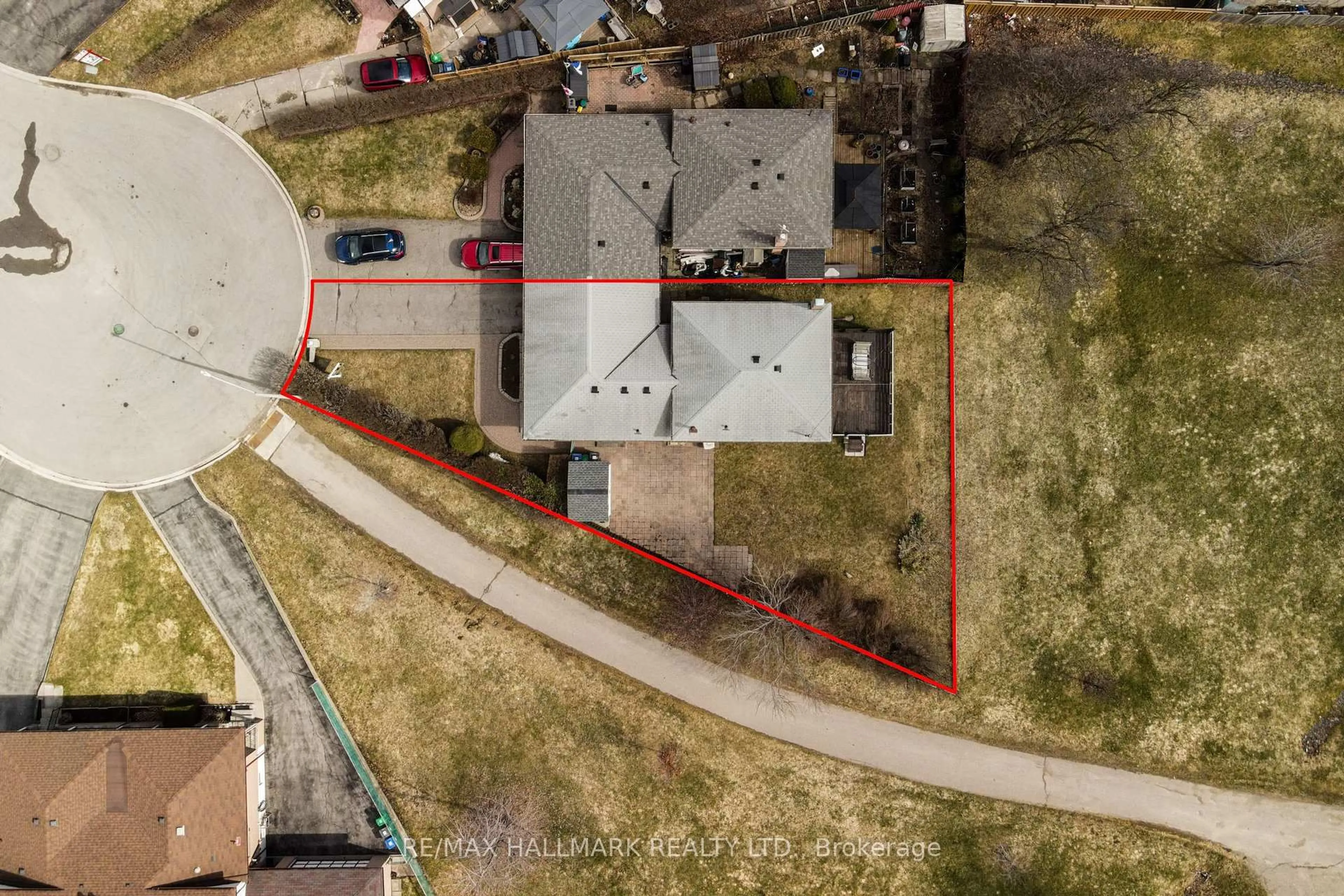 A pic from outside/outdoor area/front of a property/back of a property/a pic from drone, street for 15 Dalton Pl, Brampton Ontario L6T 1N6