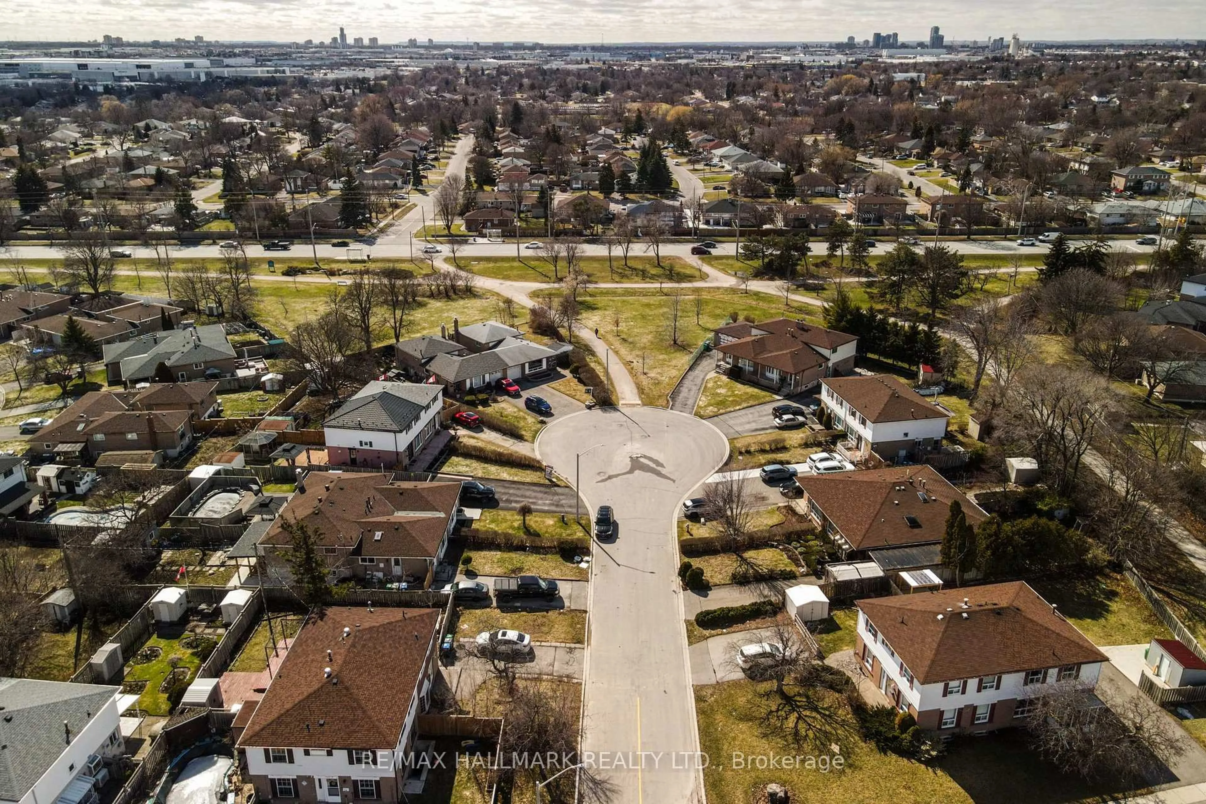 A pic from outside/outdoor area/front of a property/back of a property/a pic from drone, street for 15 Dalton Pl, Brampton Ontario L6T 1N6