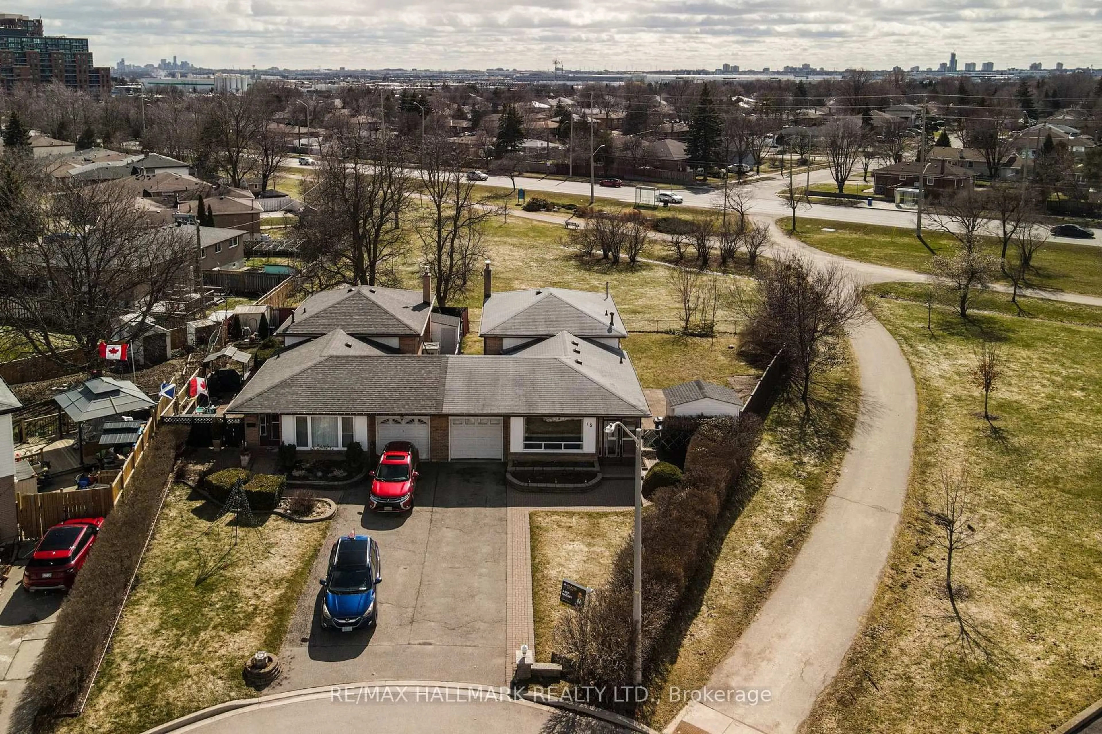 A pic from outside/outdoor area/front of a property/back of a property/a pic from drone, street for 15 Dalton Pl, Brampton Ontario L6T 1N6