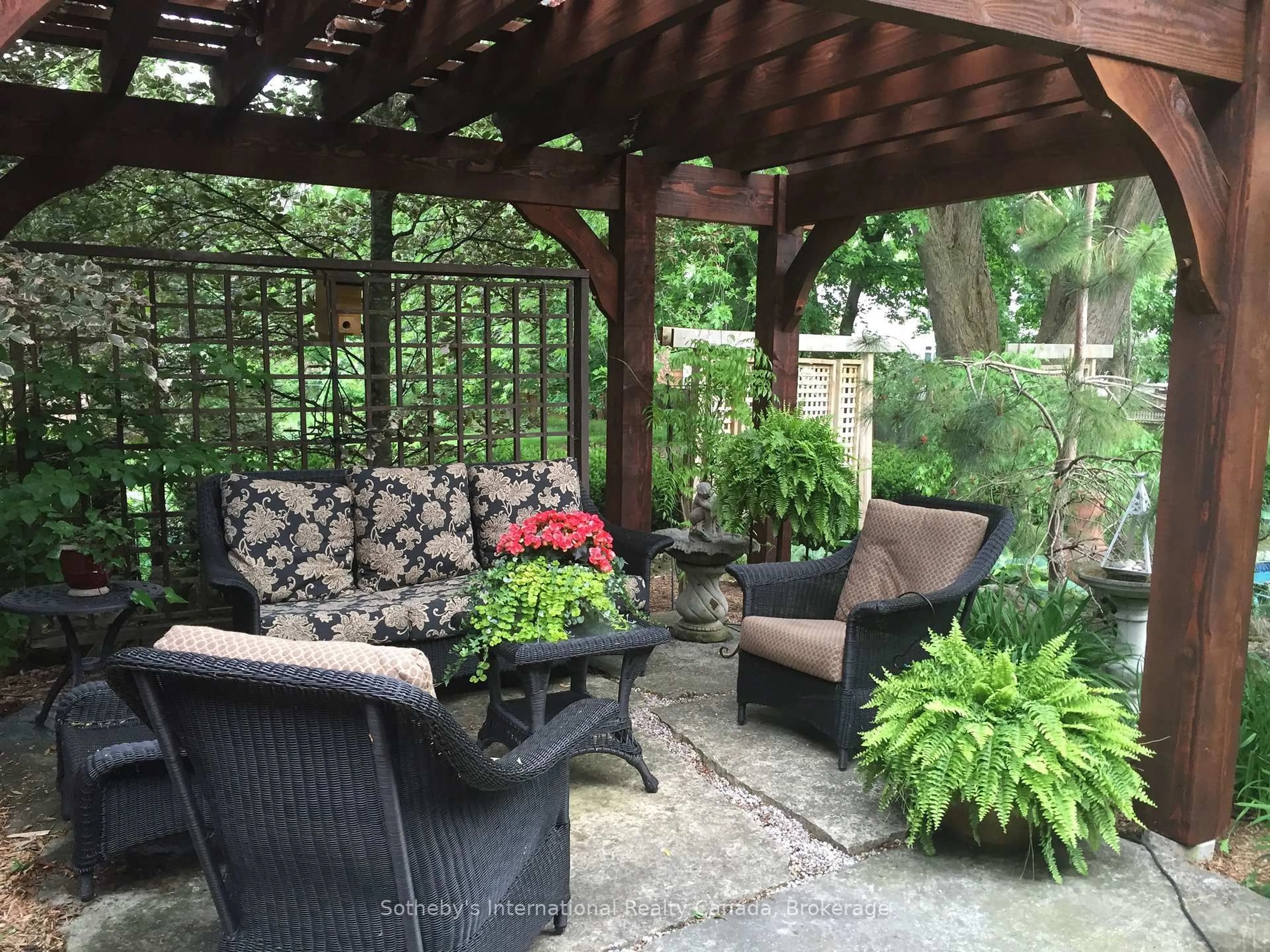 Patio, unknown for 552 Bobolink Rd, Mississauga Ontario L5J 2P4