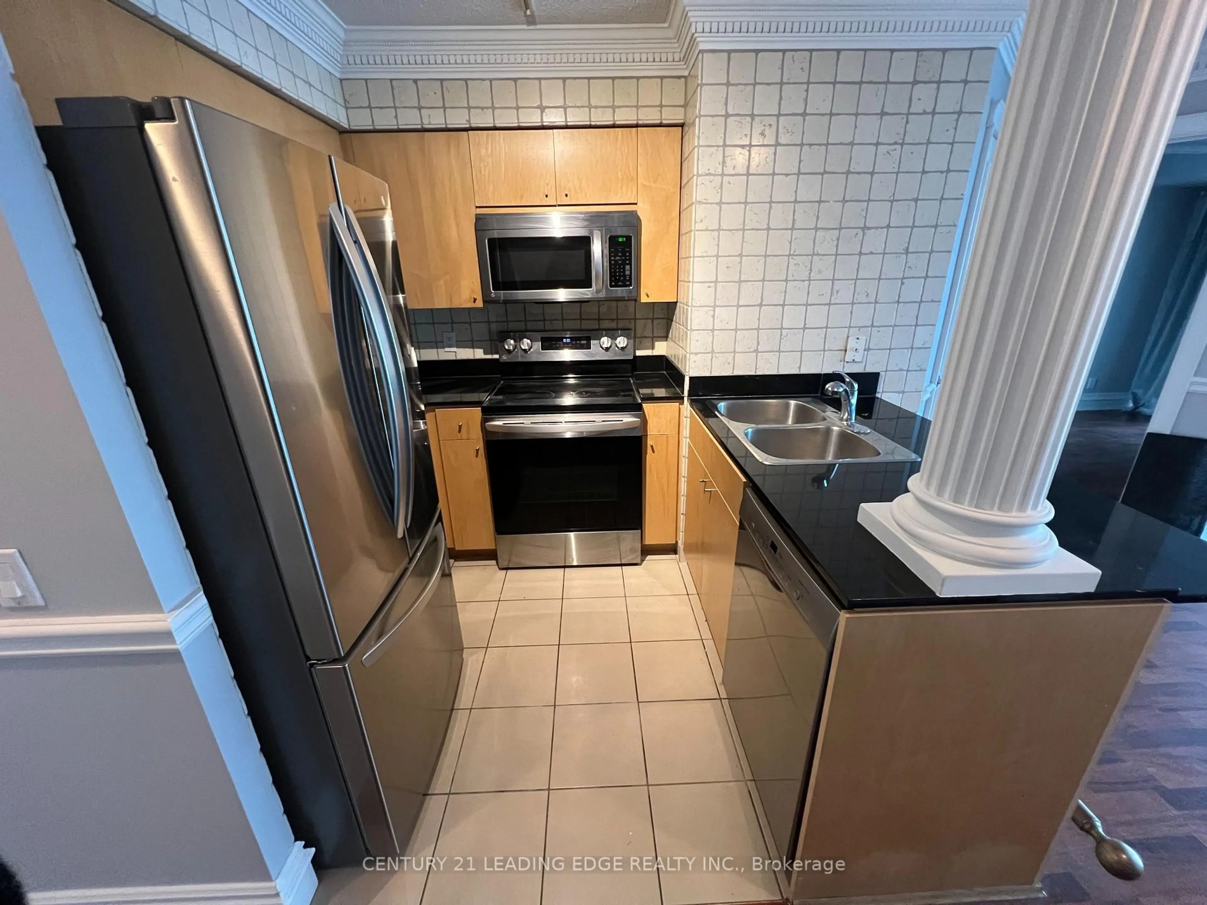 Standard kitchen, ceramic/tile floor for 286 Fernforest Dr, Brampton Ontario L6R 1B6