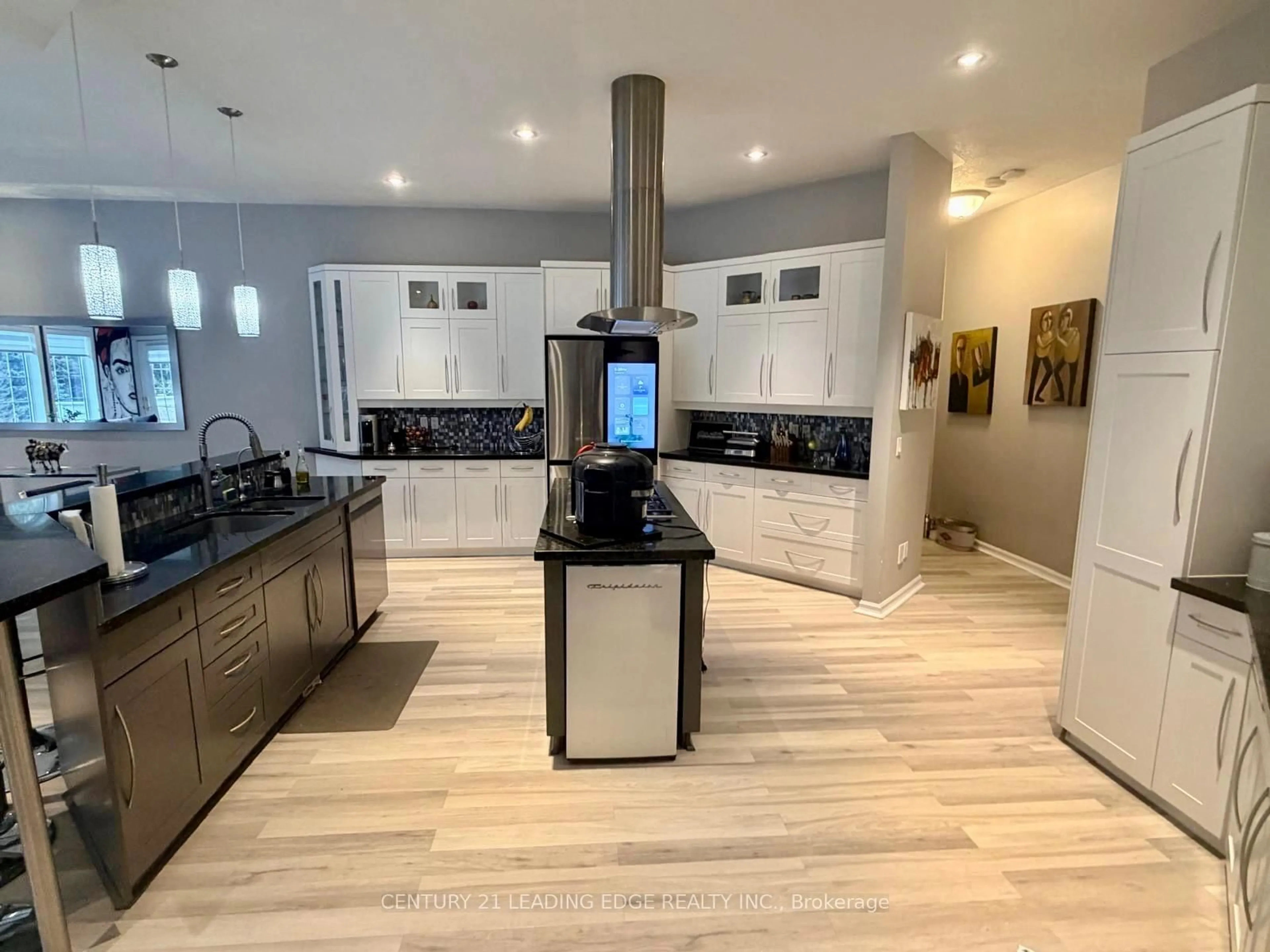 Open concept kitchen, ceramic/tile floor for 5165 PINERIDGE Dr, Milton Ontario L7J 2L7