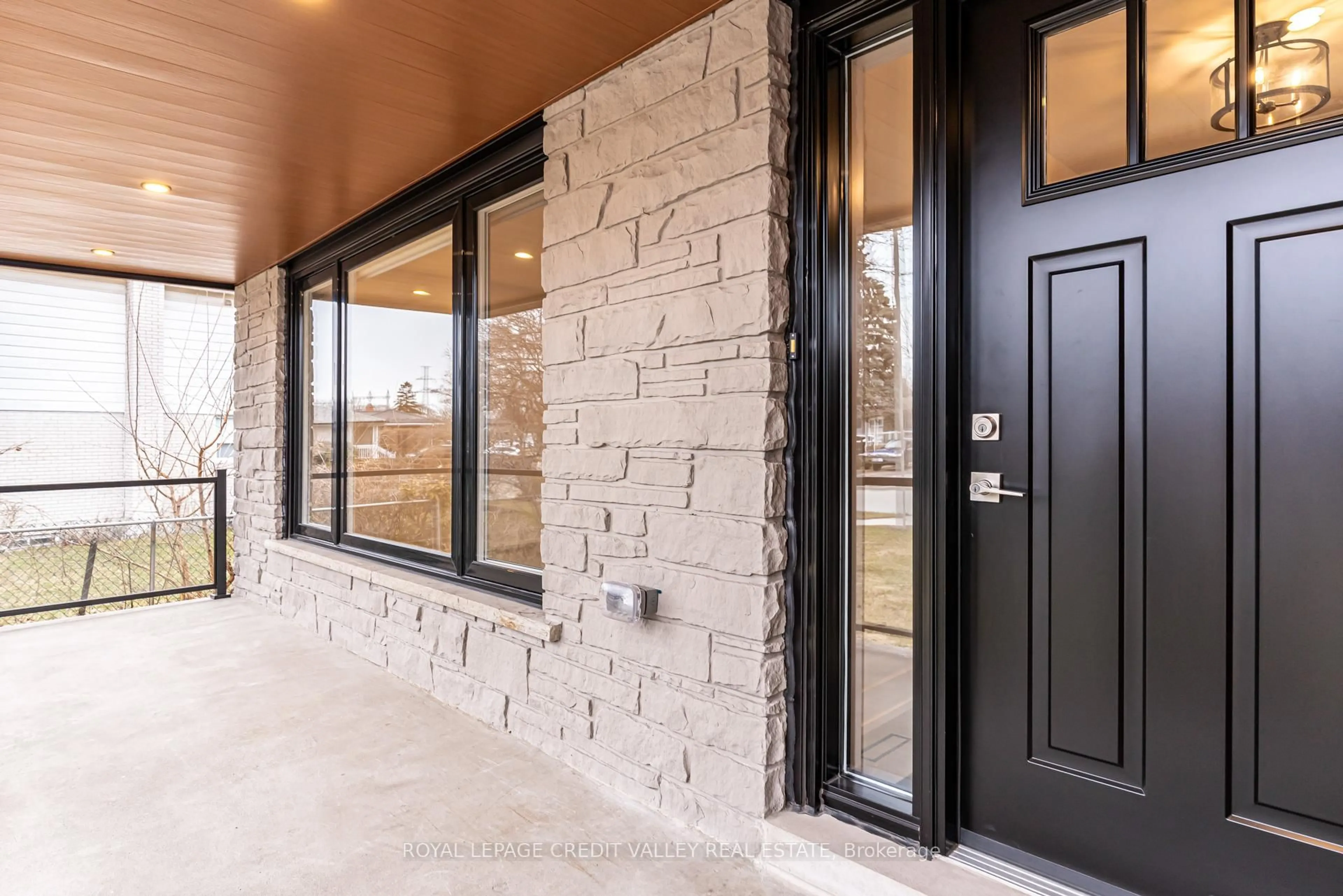 Indoor entryway for 500 Selsey Dr, Mississauga Ontario L5A 1B9