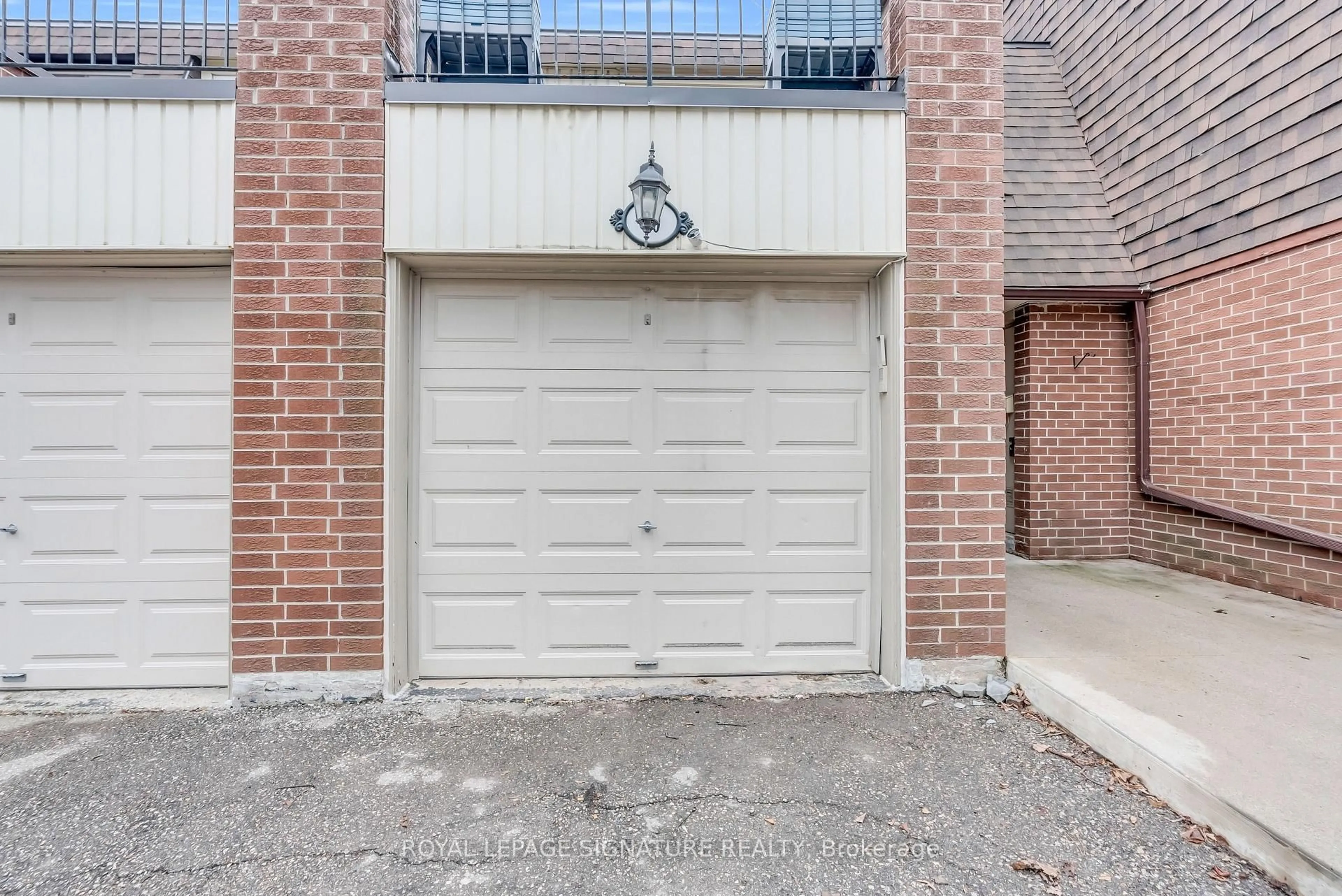 Indoor garage for 6240 Montevideo Rd ##20, Mississauga Ontario L5N 2N7