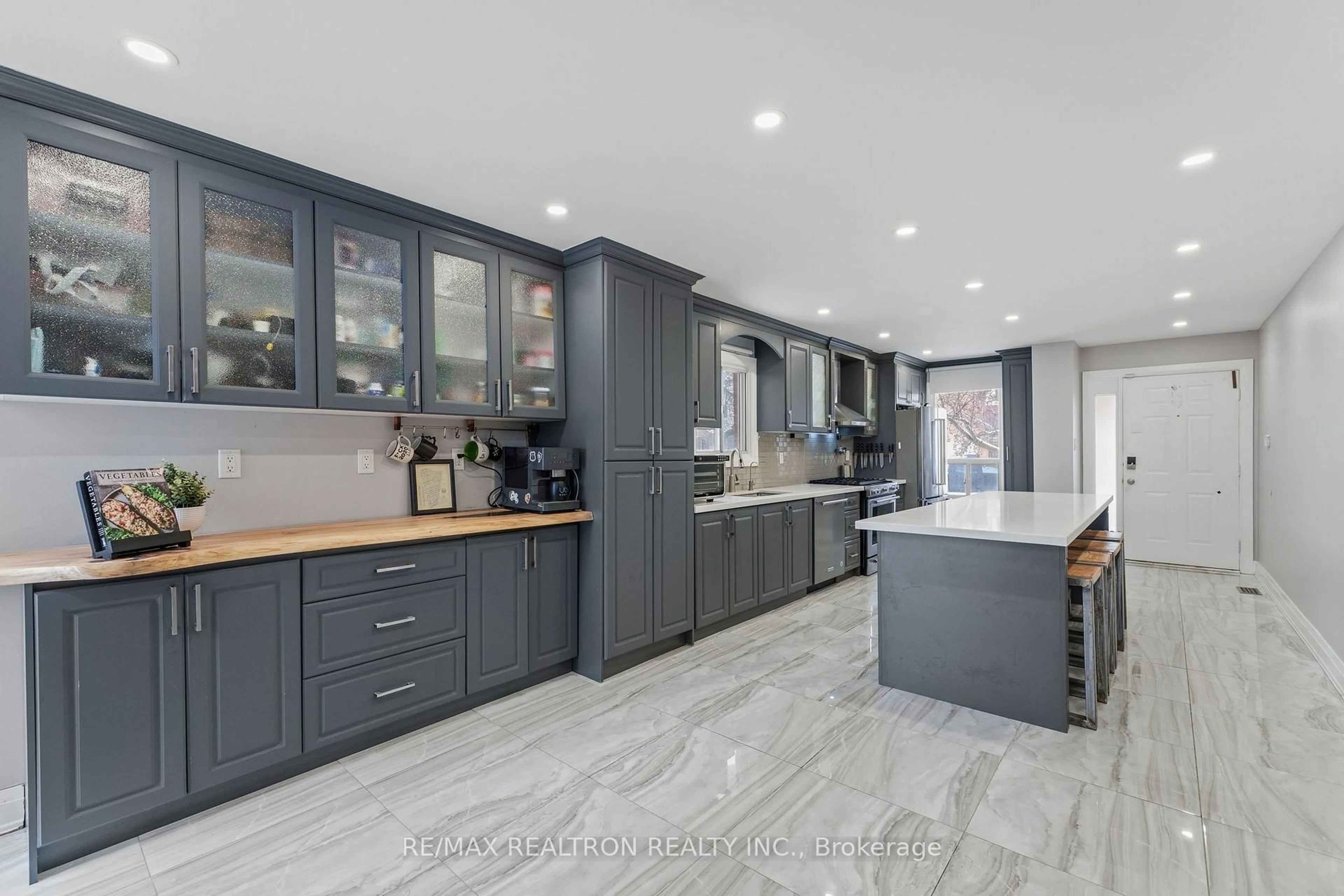 Contemporary kitchen, unknown for 43 Buckland Way, Brampton Ontario L6V 3P3