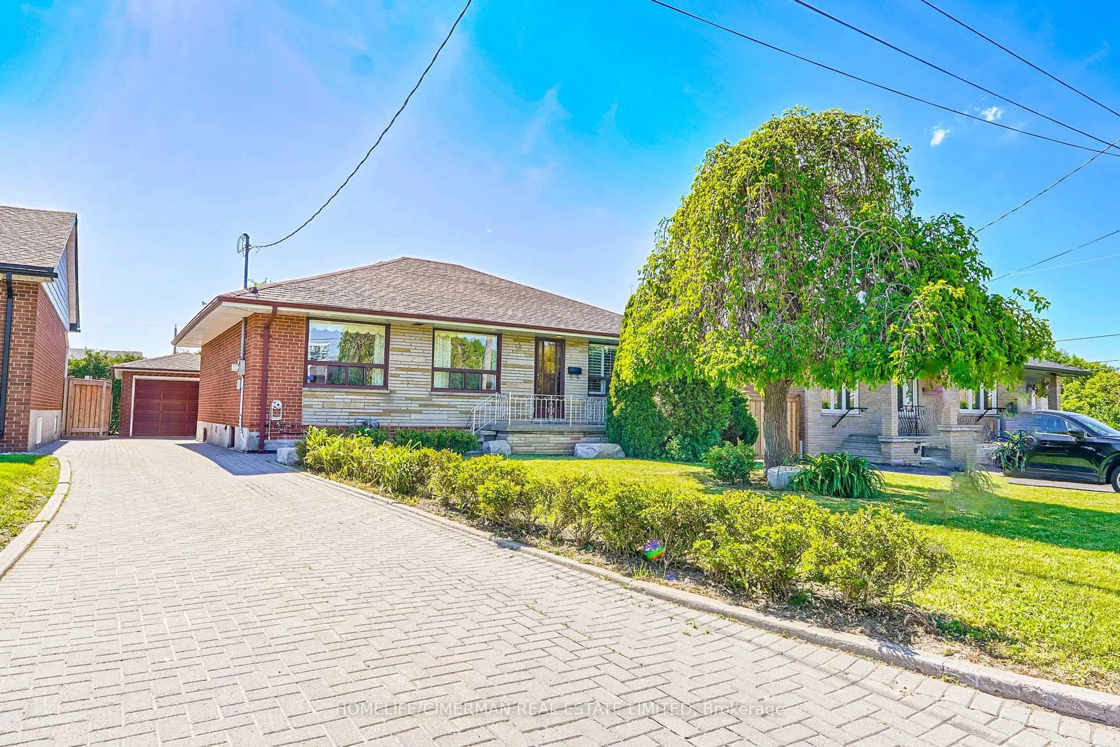 A pic from outside/outdoor area/front of a property/back of a property/a pic from drone, street for 28 Renshaw St, Toronto Ontario M3M 2C8