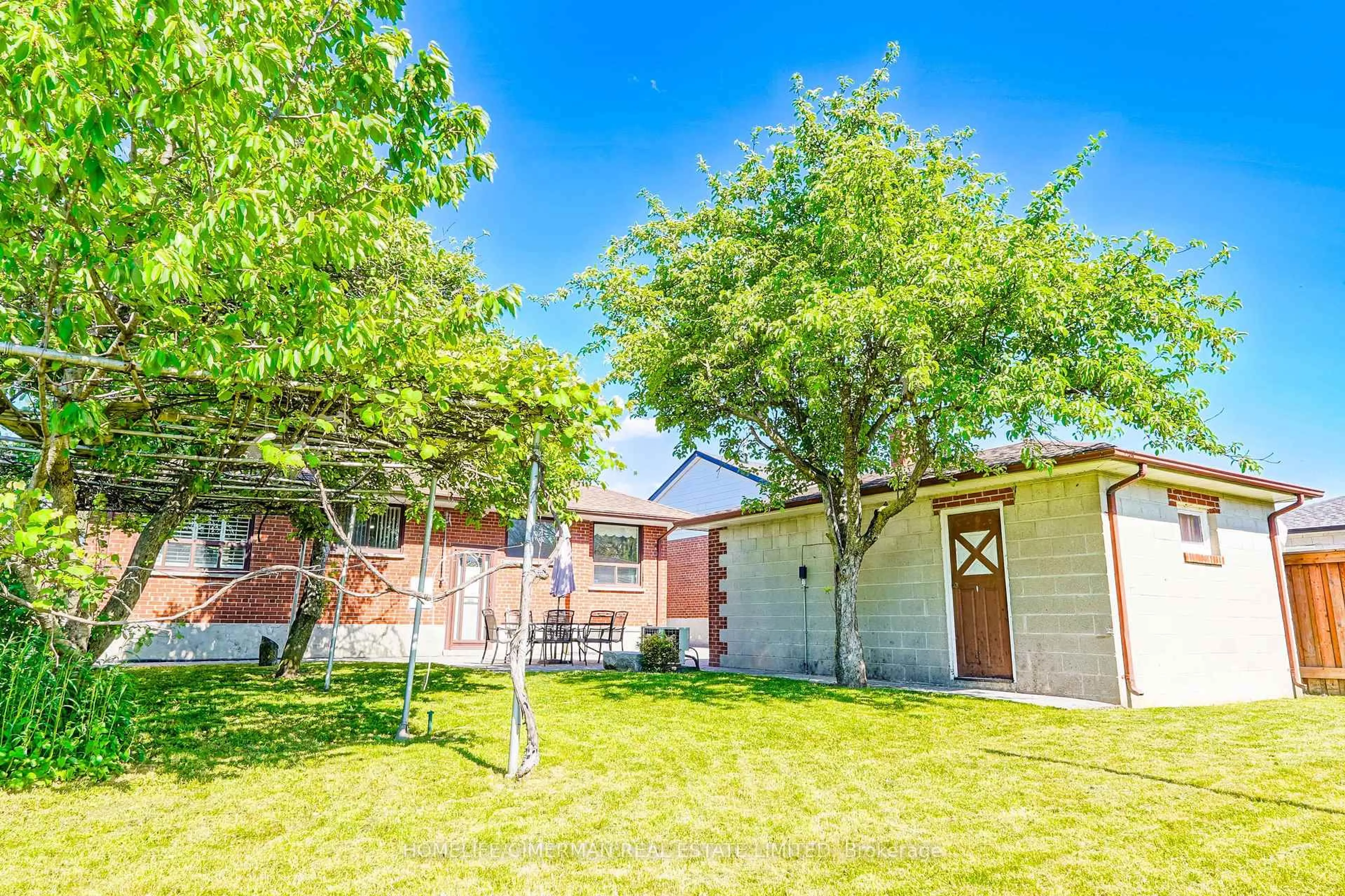 Patio, street for 28 Renshaw St, Toronto Ontario M3M 2C8