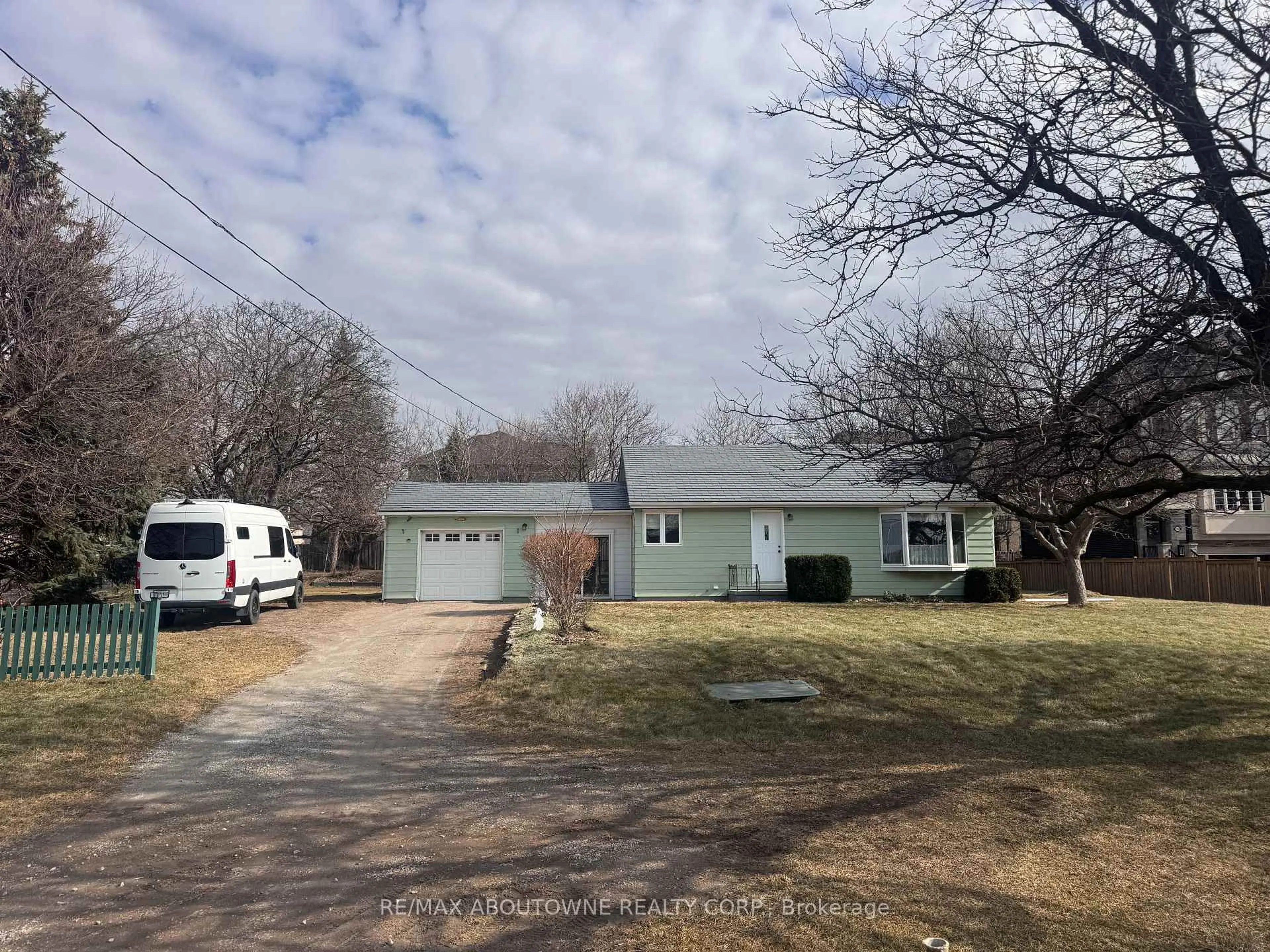 A pic from outside/outdoor area/front of a property/back of a property/a pic from drone, street for 2317 Khalsa Gate, Oakville Ontario L6M 4J2
