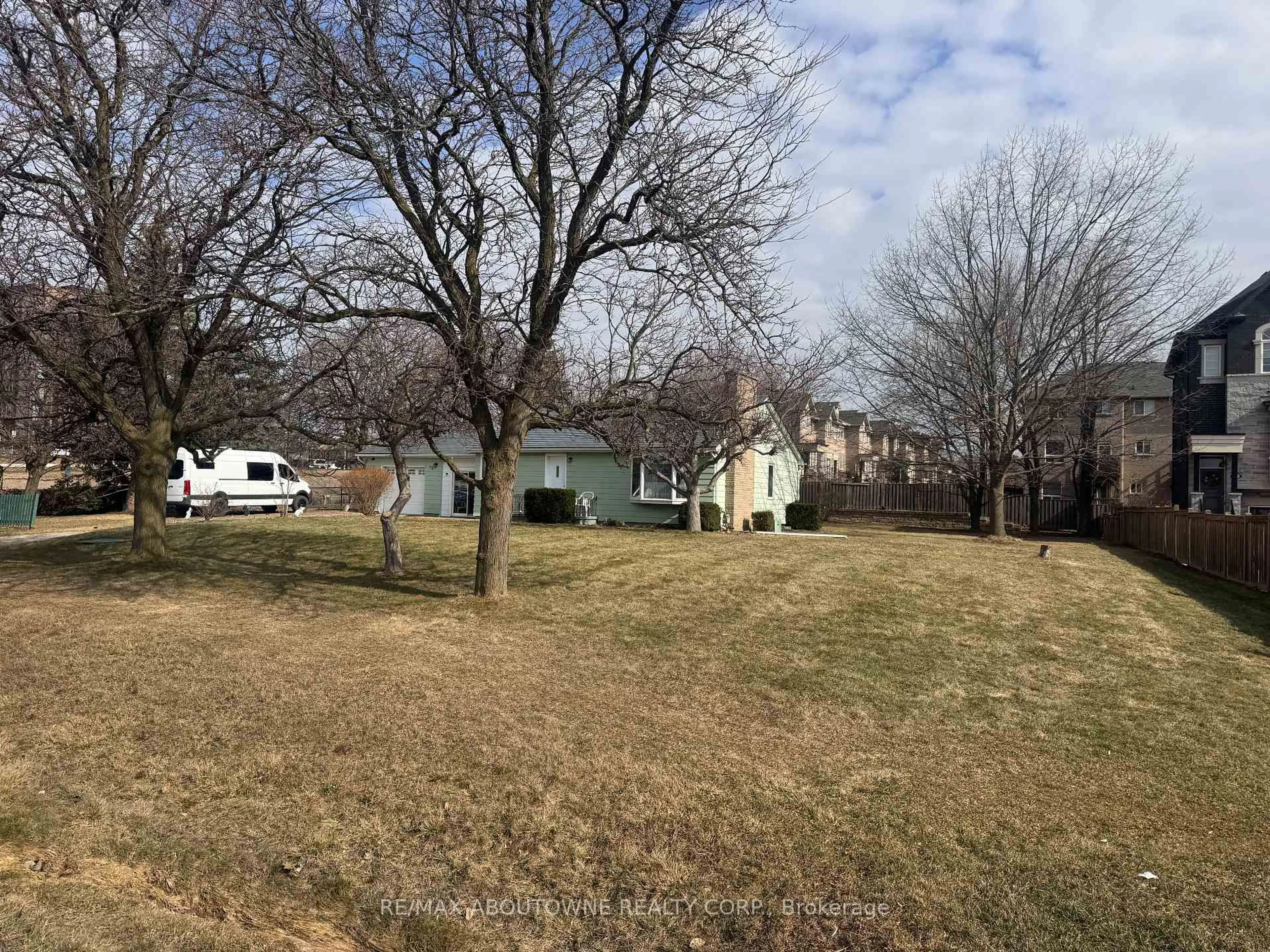 A pic from outside/outdoor area/front of a property/back of a property/a pic from drone, street for 2317 Khalsa Gate, Oakville Ontario L6M 4J2