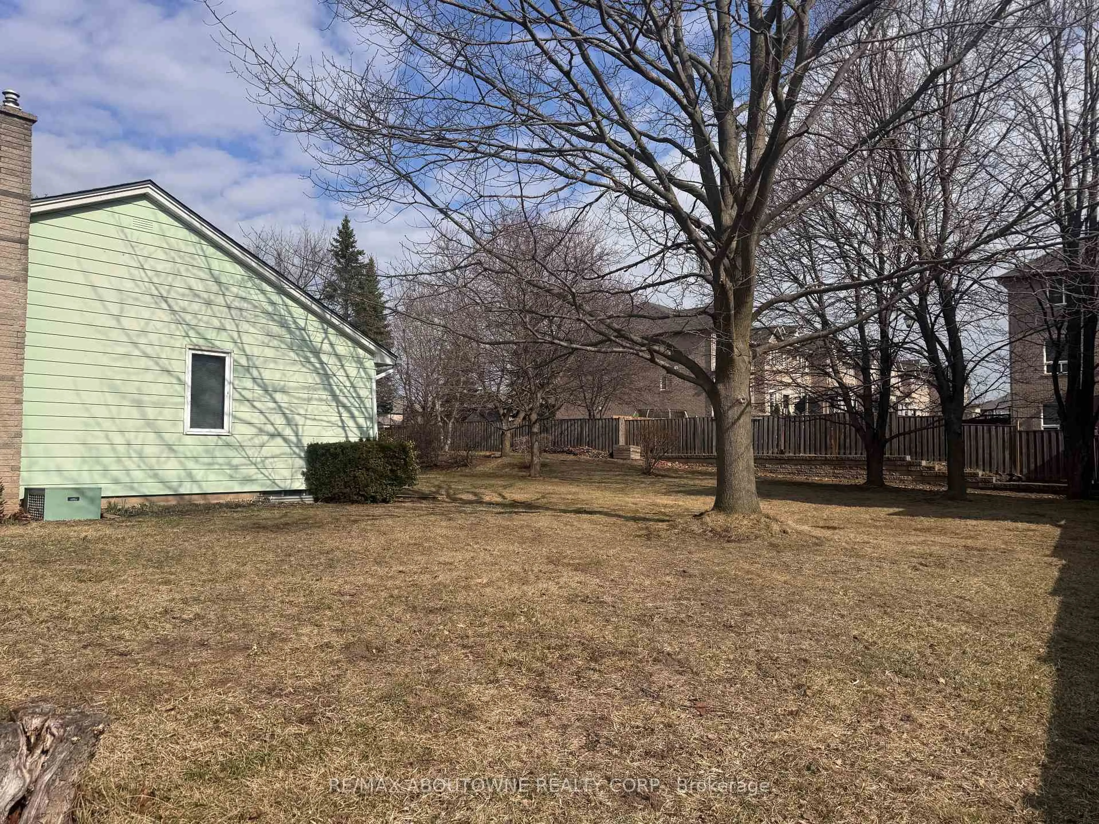 A pic from outside/outdoor area/front of a property/back of a property/a pic from drone, street for 2317 Khalsa Gate, Oakville Ontario L6M 4J2
