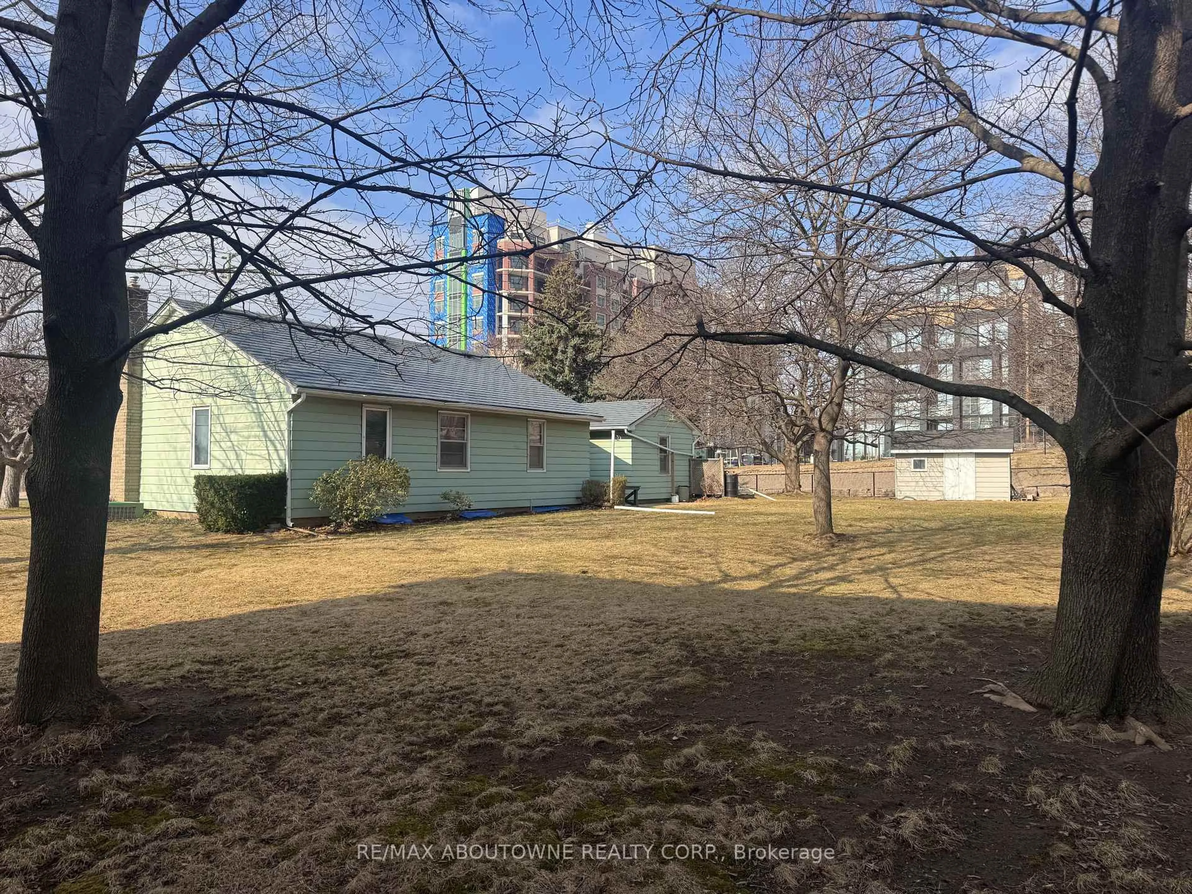A pic from outside/outdoor area/front of a property/back of a property/a pic from drone, street for 2317 Khalsa Gate, Oakville Ontario L6M 4J2