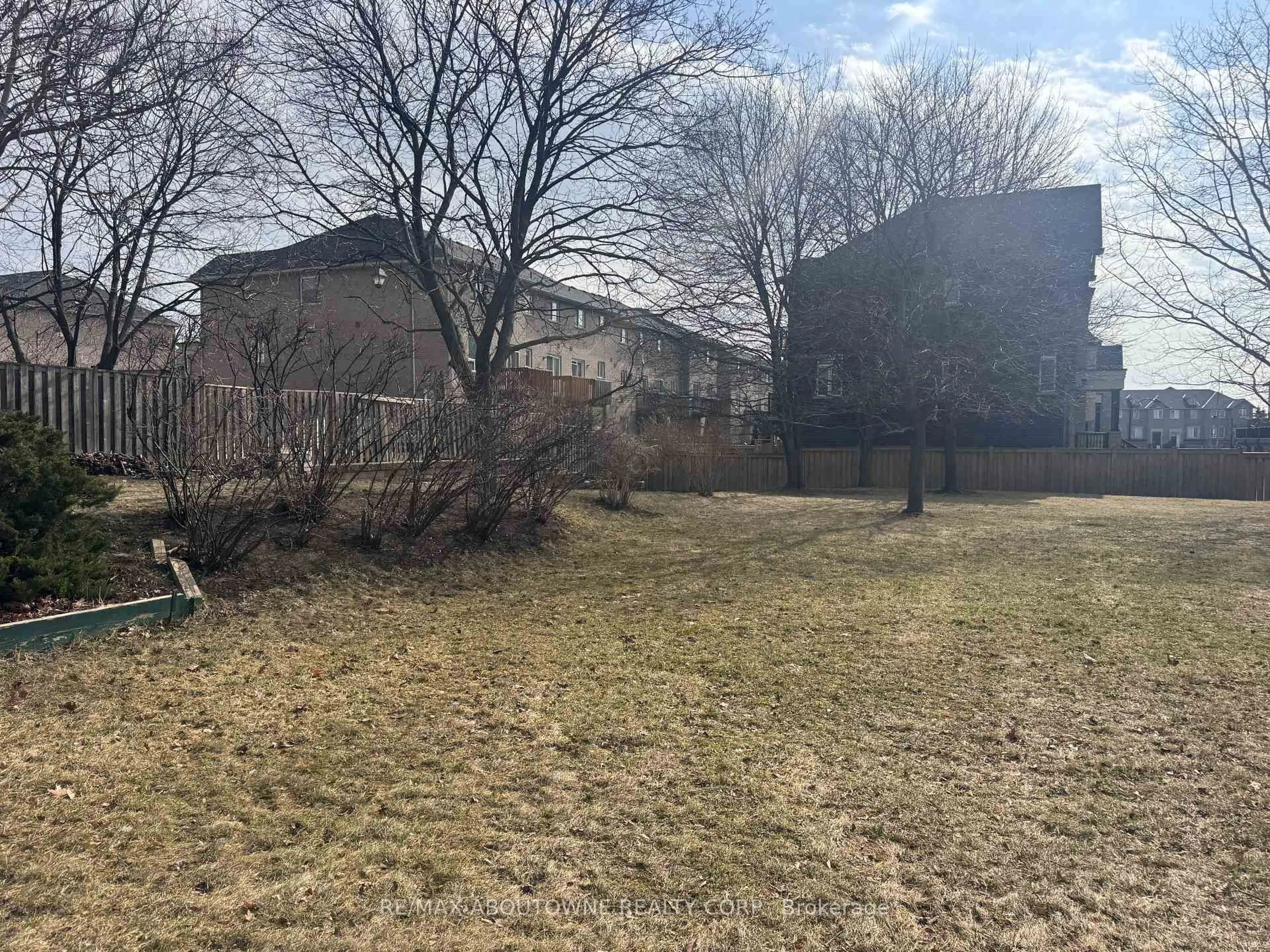 A pic from outside/outdoor area/front of a property/back of a property/a pic from drone, street for 2317 Khalsa Gate, Oakville Ontario L6M 4J2