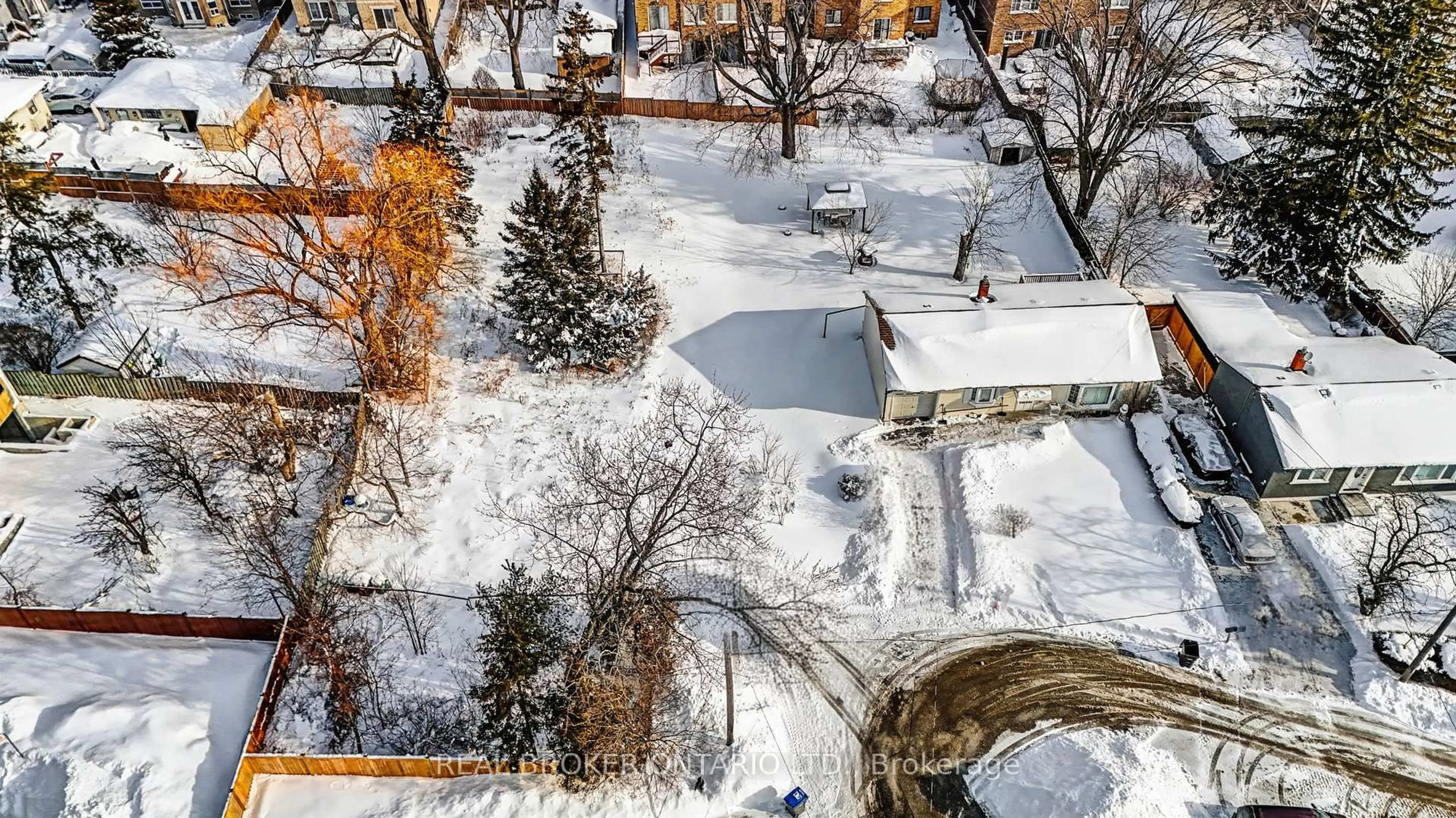 A pic from outside/outdoor area/front of a property/back of a property/a pic from drone, street for 1069 Roosevelt Rd, Mississauga Ontario L5G 3Y6