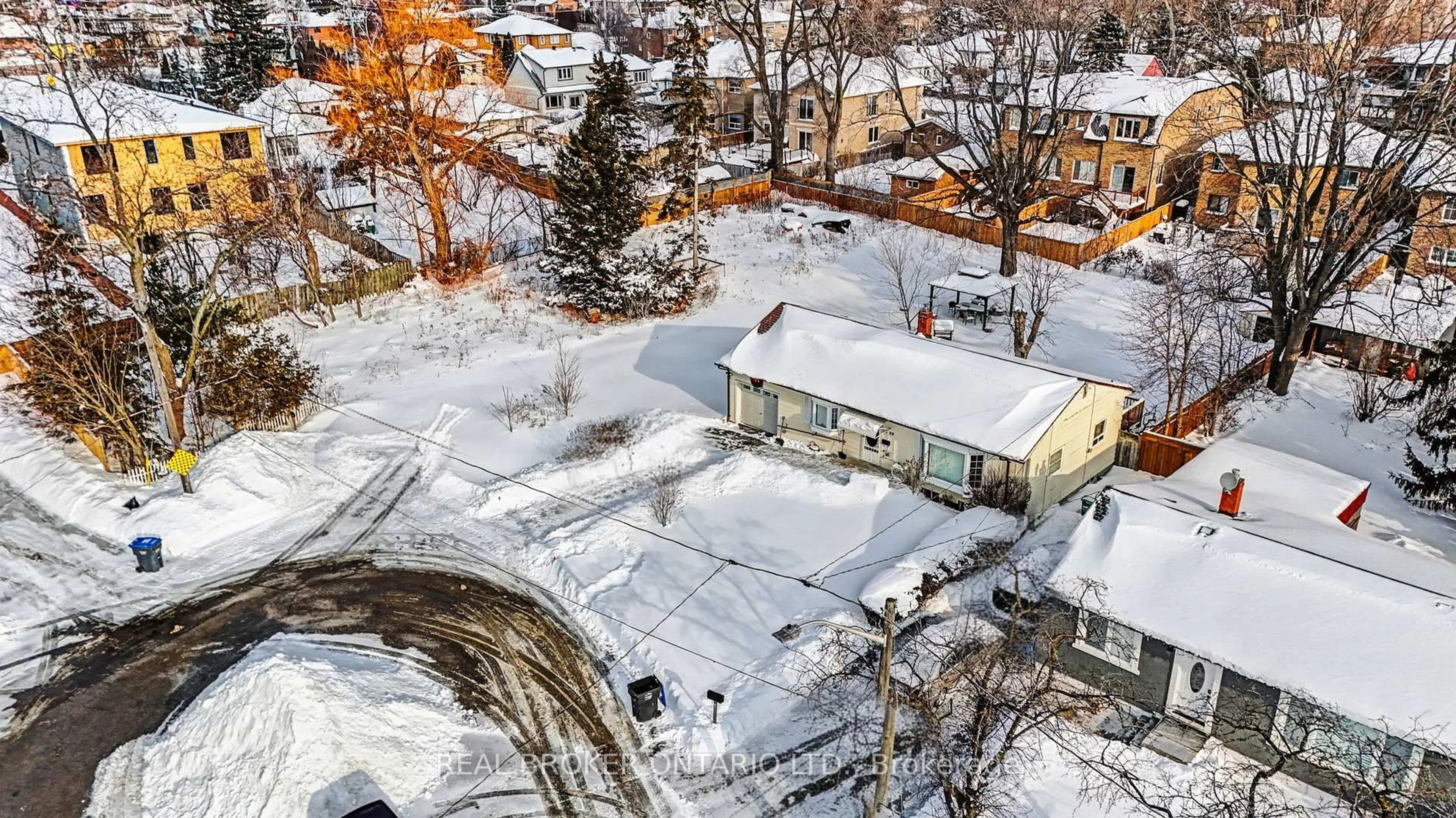 A pic from outside/outdoor area/front of a property/back of a property/a pic from drone, street for 1069 Roosevelt Rd, Mississauga Ontario L5G 3Y6