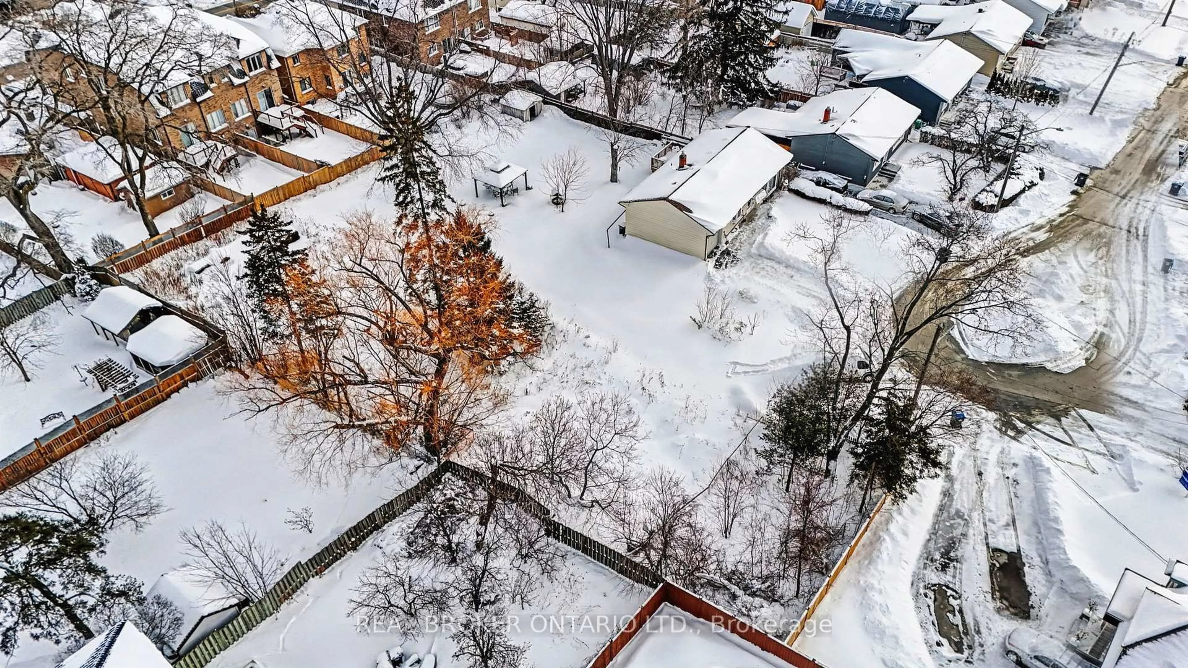 A pic from outside/outdoor area/front of a property/back of a property/a pic from drone, street for 1069 Roosevelt Rd, Mississauga Ontario L5G 3Y6