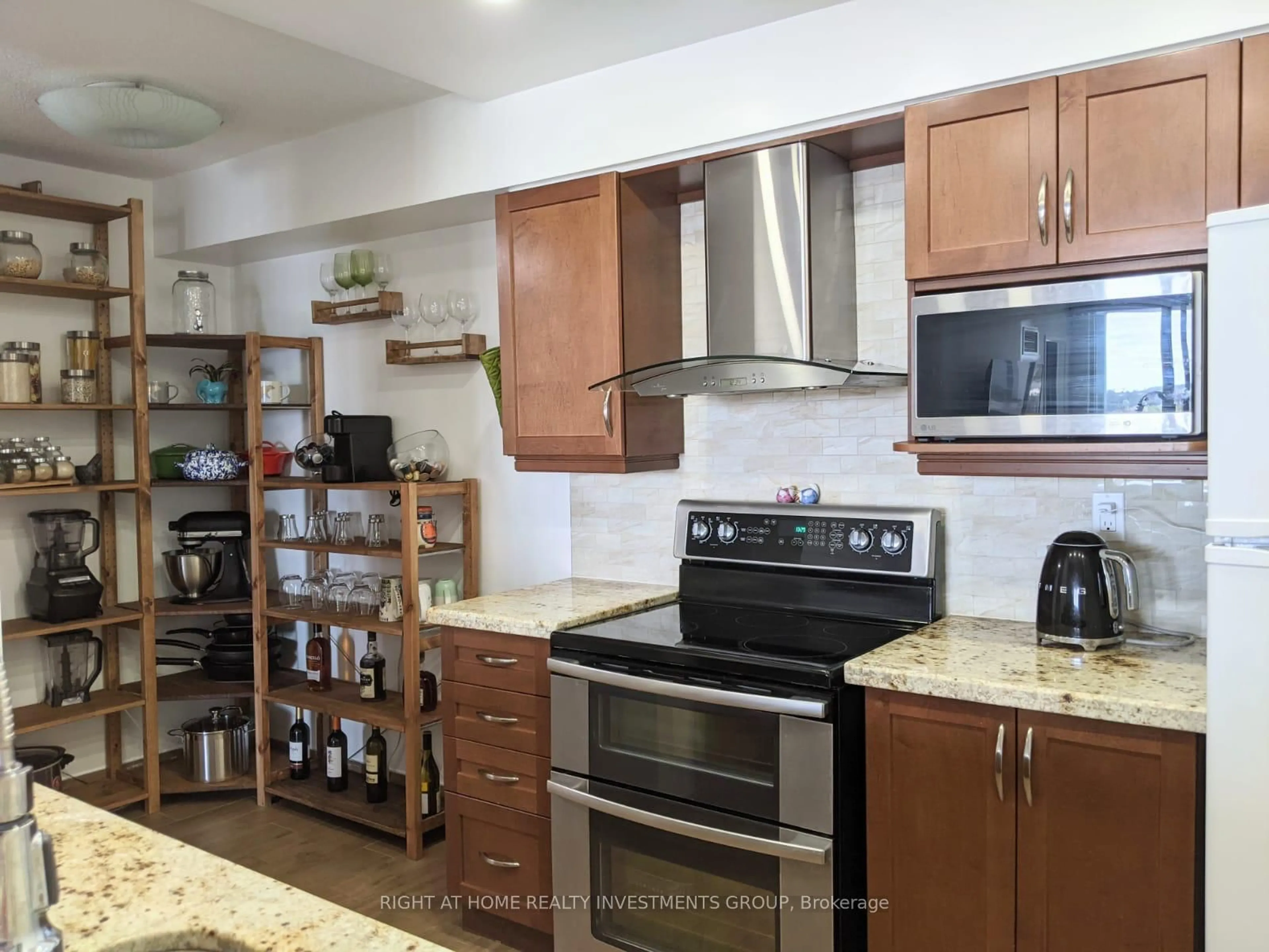 Standard kitchen, unknown for 550 Webb Dr #812, Mississauga Ontario L5B 3Y4