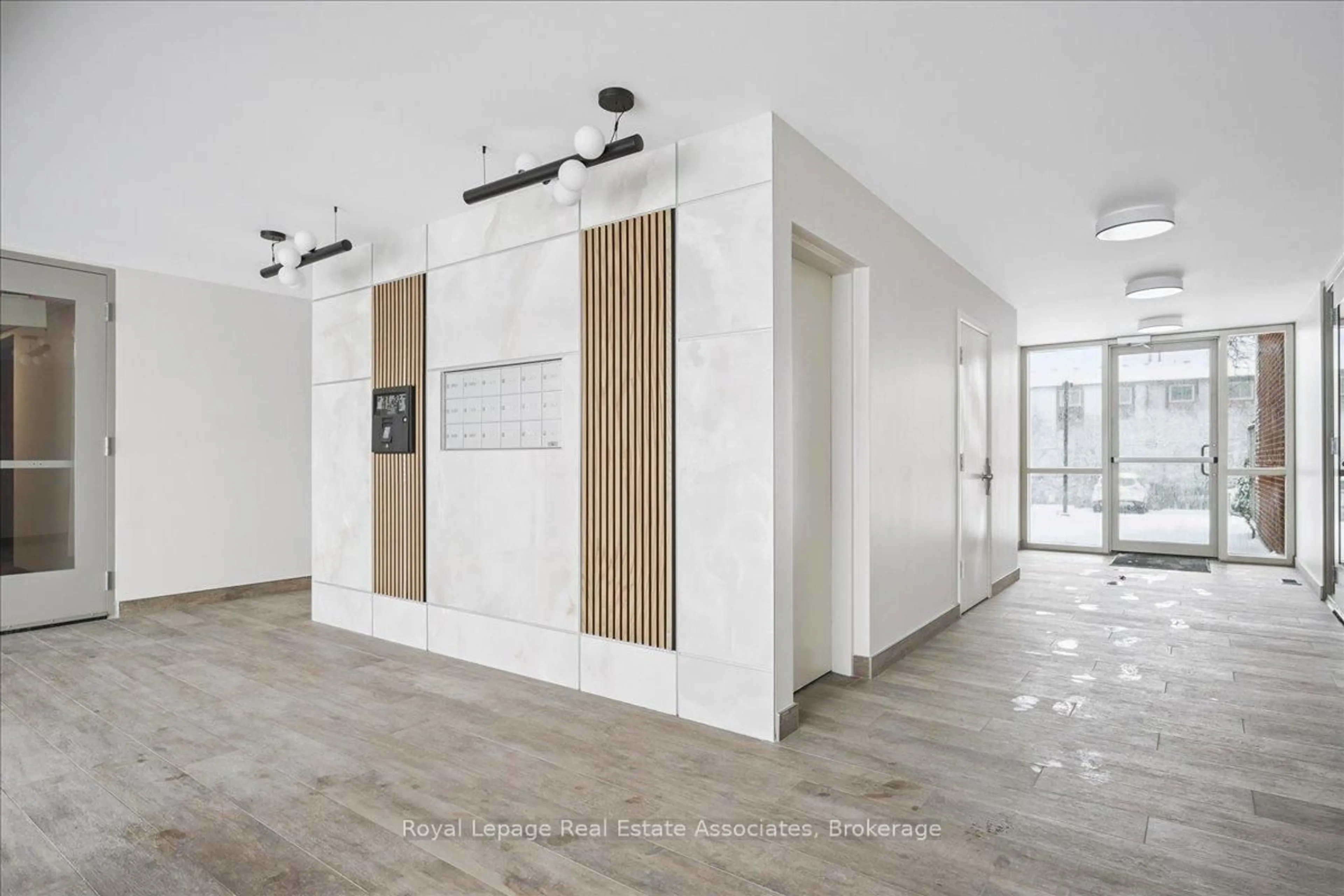 Indoor entryway for 1230 Gripsholm Rd #17, Mississauga Ontario L4Y 2G9