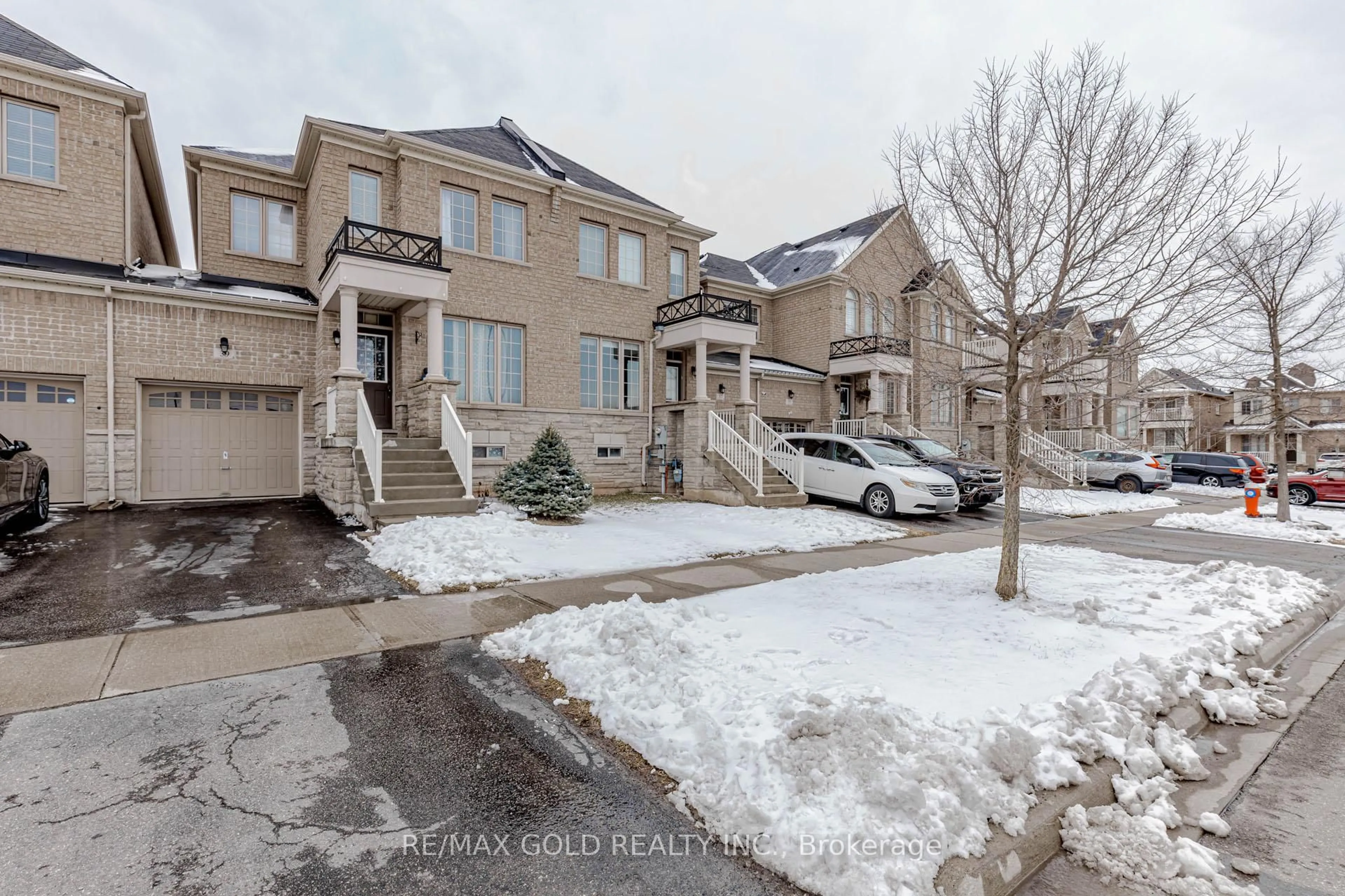 A pic from outside/outdoor area/front of a property/back of a property/a pic from drone, street for 39 Chesterwood Cres, Brampton Ontario L6Y 0Z4
