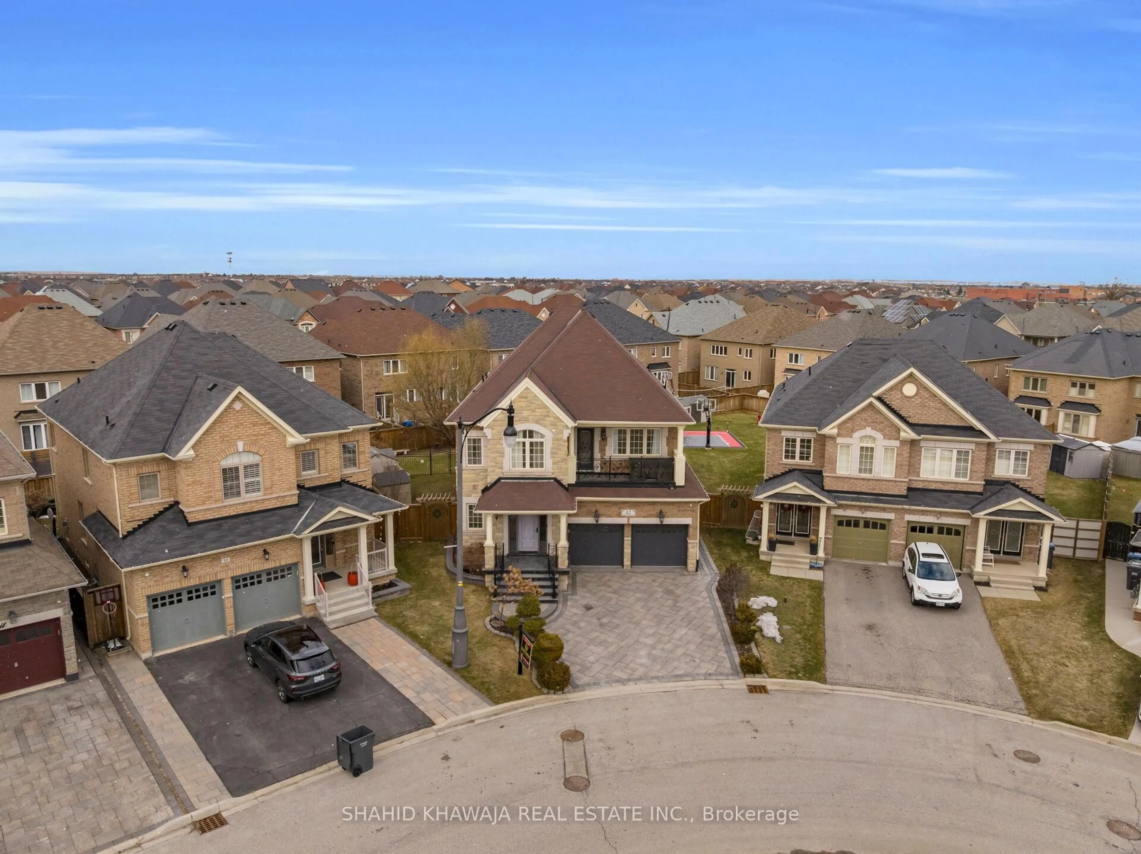 A pic from outside/outdoor area/front of a property/back of a property/a pic from drone, mountain view for 12 Orangeblossom Tr, Brampton Ontario L6X 3B4
