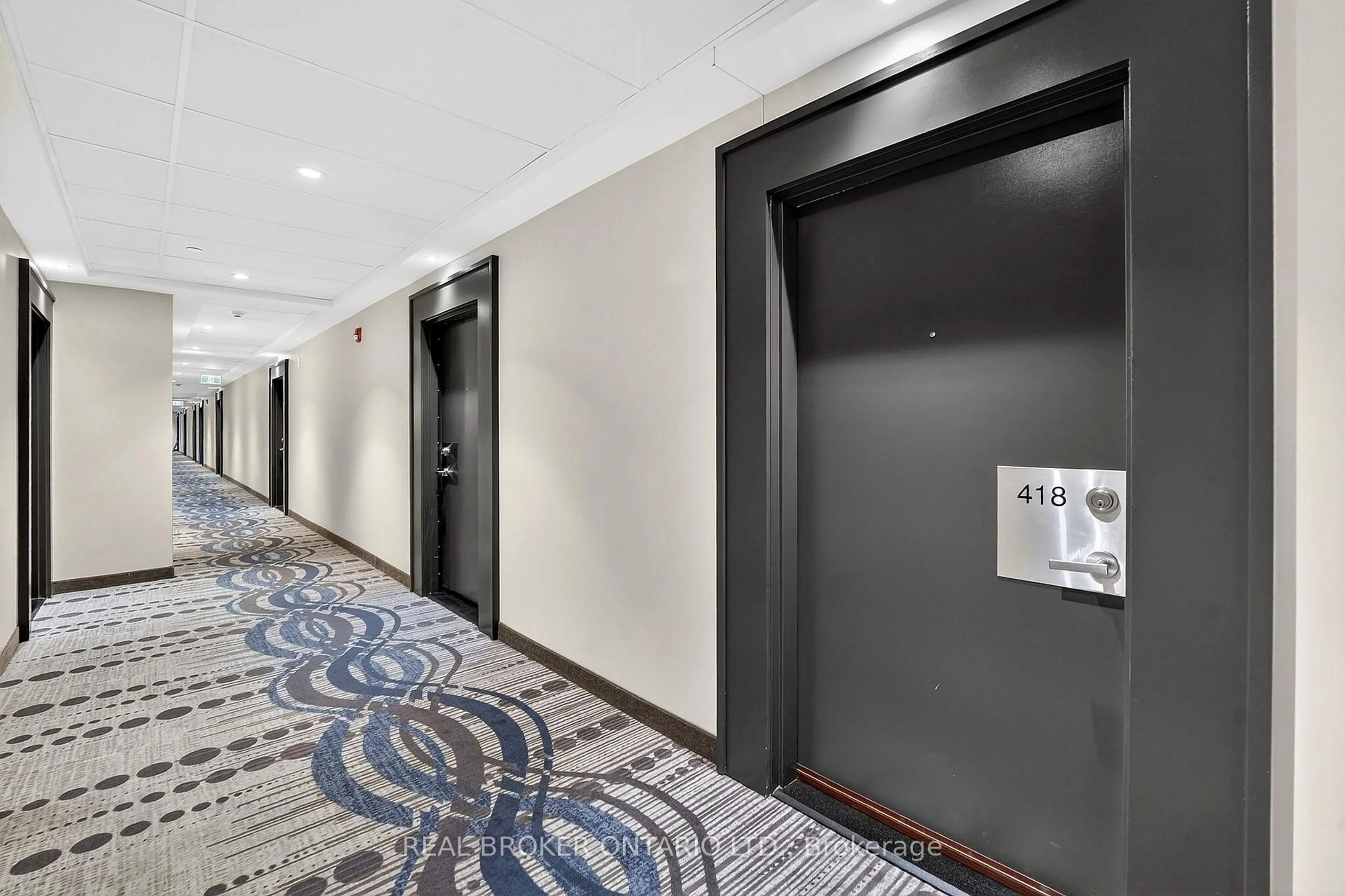 Indoor foyer for 4040 Upper Middle Rd #418, Burlington Ontario L7M 0H2