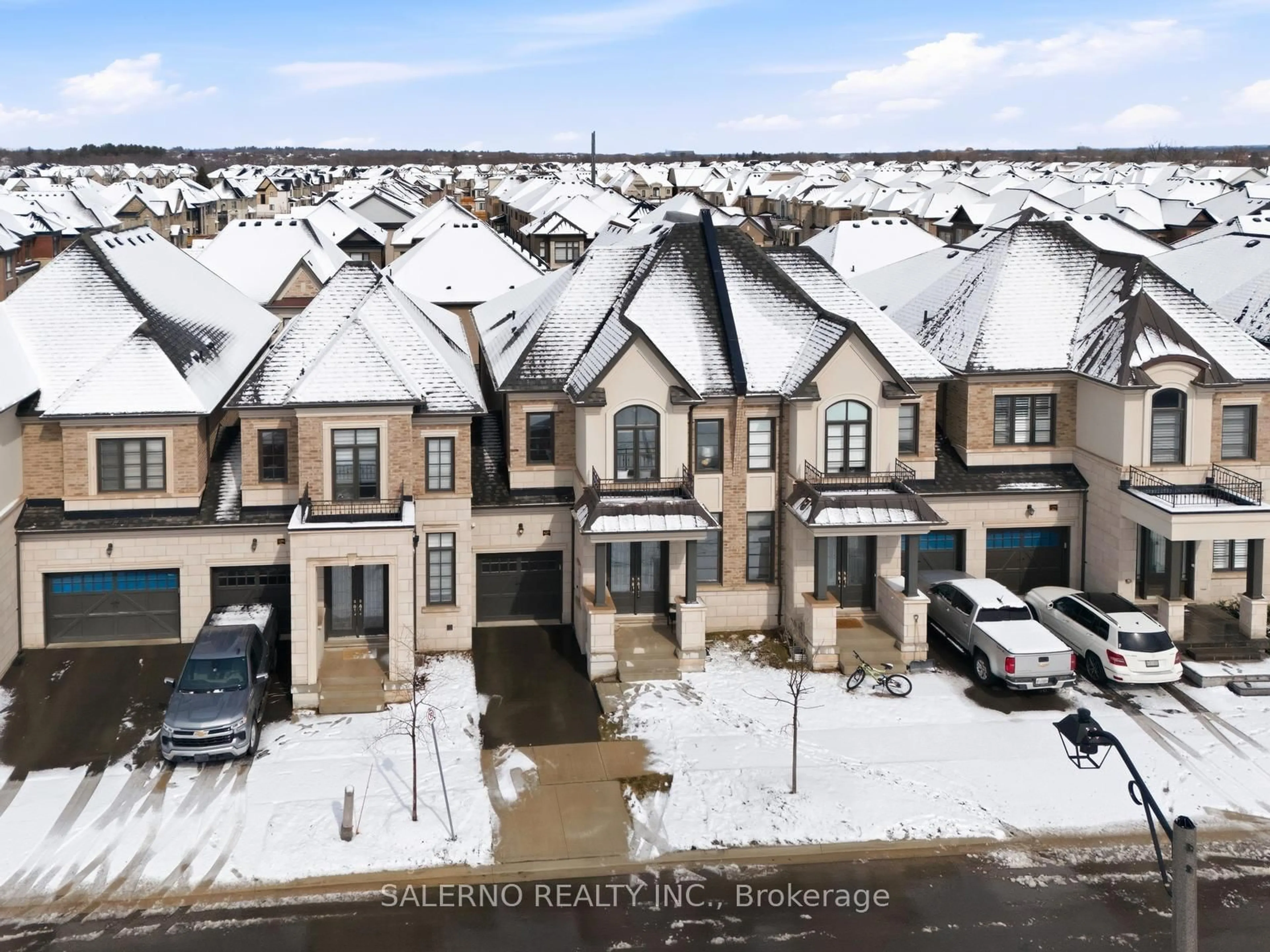 A pic from outside/outdoor area/front of a property/back of a property/a pic from drone, street for 1277 Merton Rd, Oakville Ontario L6M 5M1