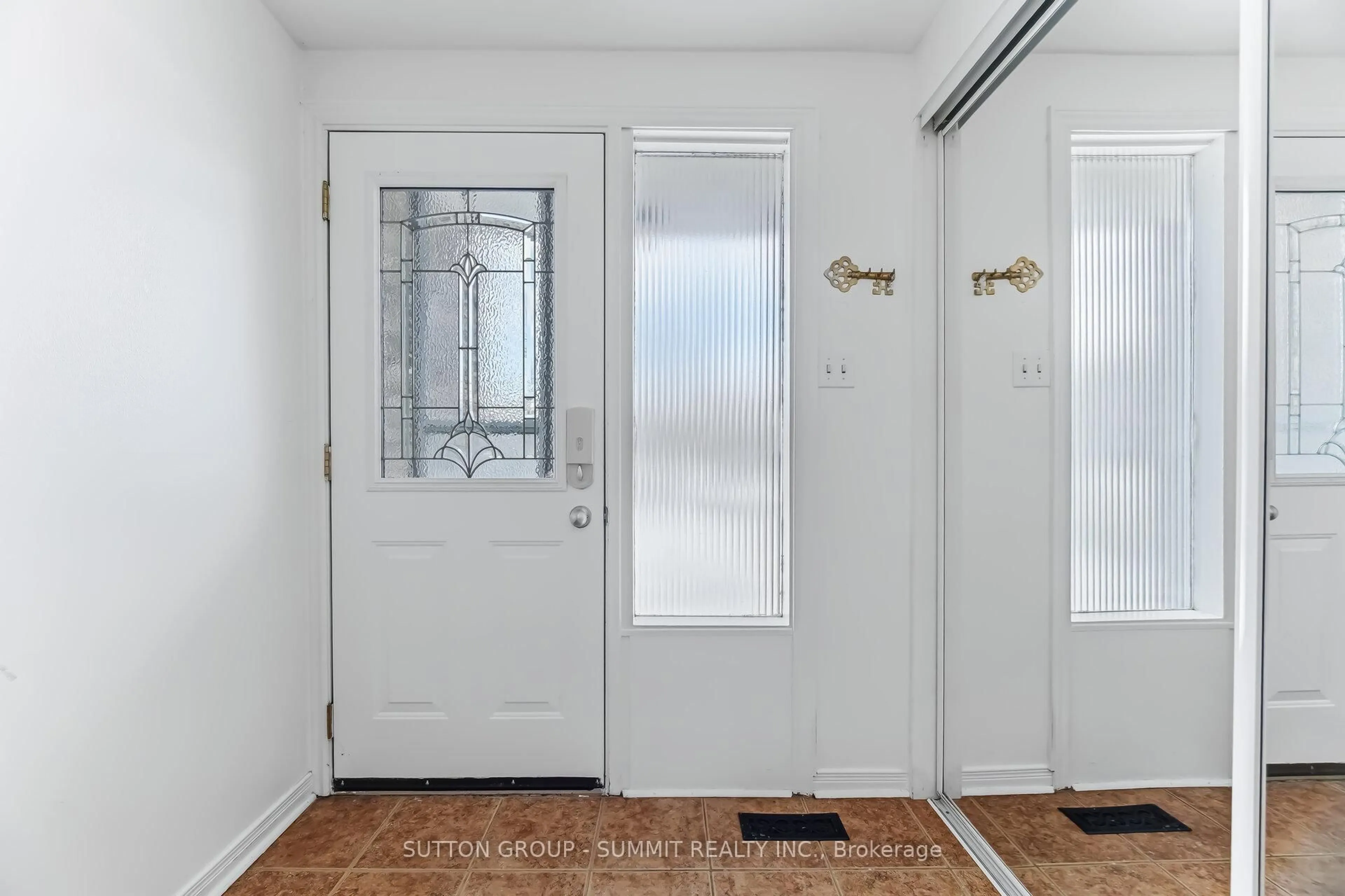 Indoor entryway for 7430 COPENHAGEN Rd #74, Mississauga Ontario L5H 2C4