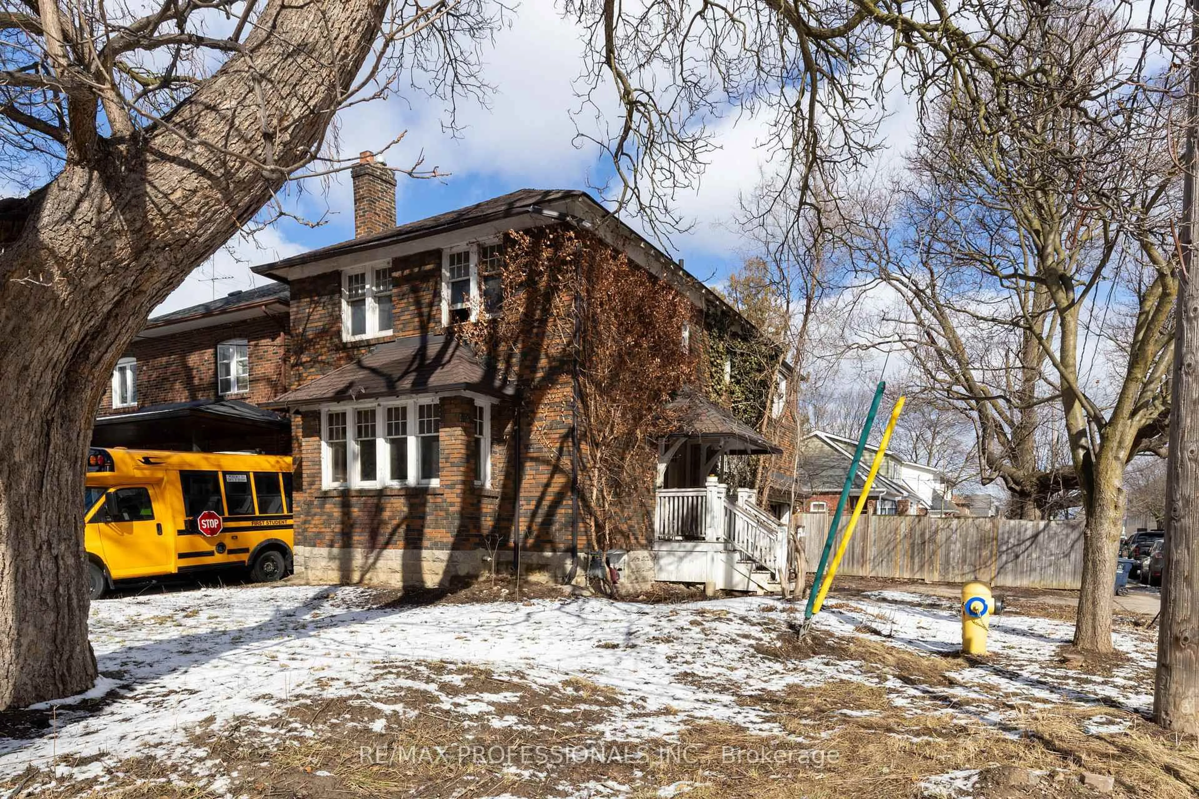 A pic from outside/outdoor area/front of a property/back of a property/a pic from drone, street for 60 Dennis Ave, Toronto Ontario M6N 2T8