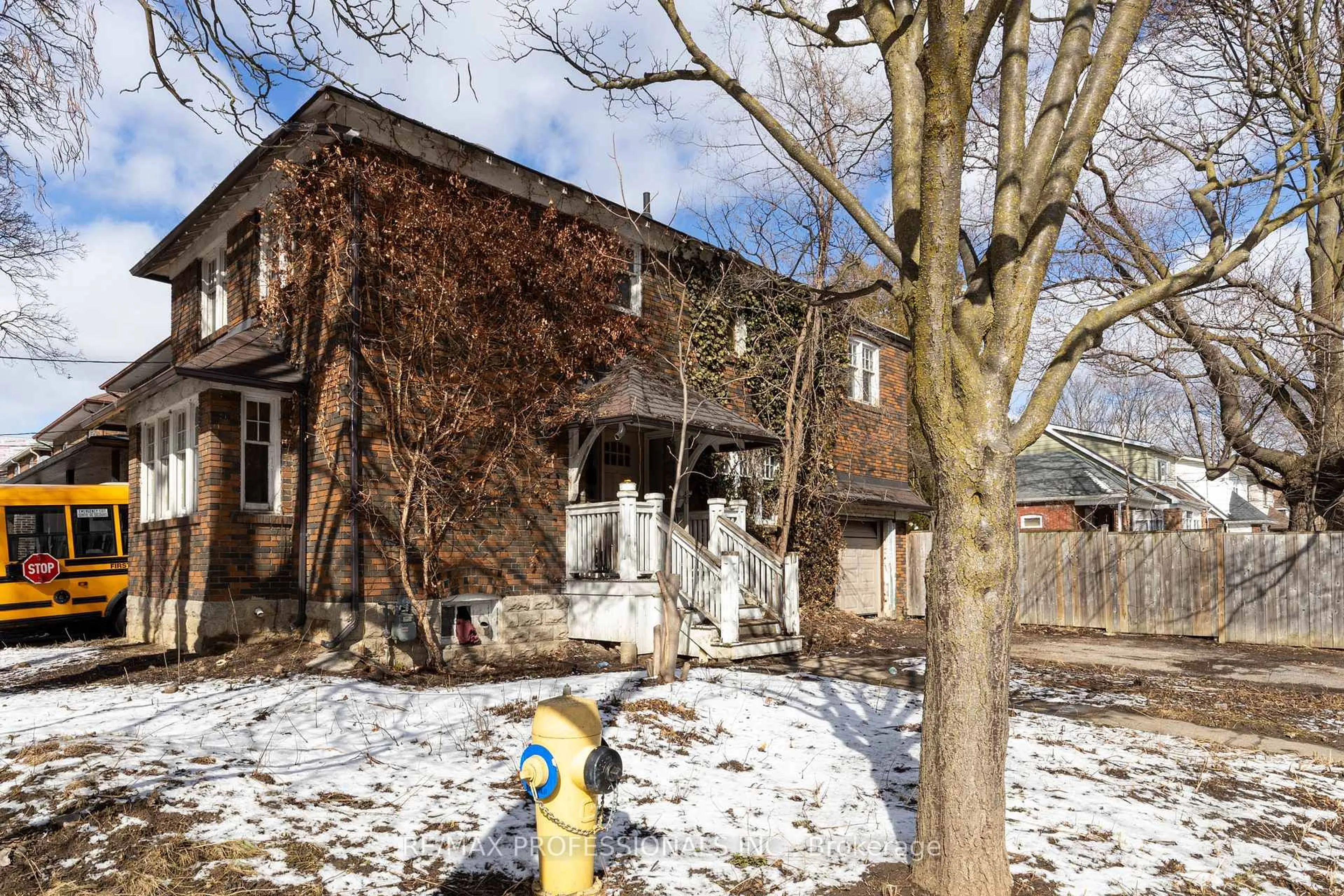 A pic from outside/outdoor area/front of a property/back of a property/a pic from drone, street for 60 Dennis Ave, Toronto Ontario M6N 2T8