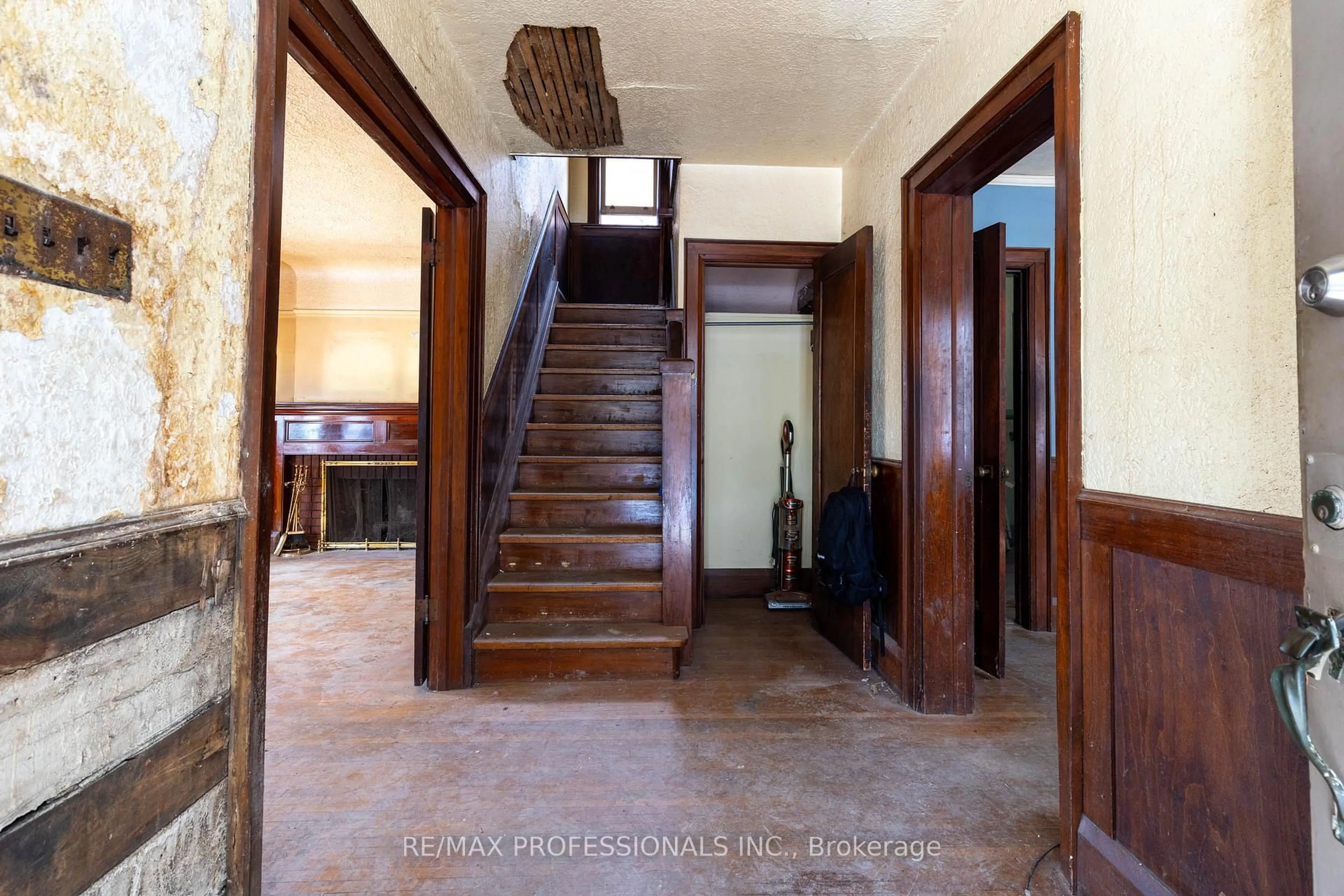 Indoor foyer for 60 Dennis Ave, Toronto Ontario M6N 2T8