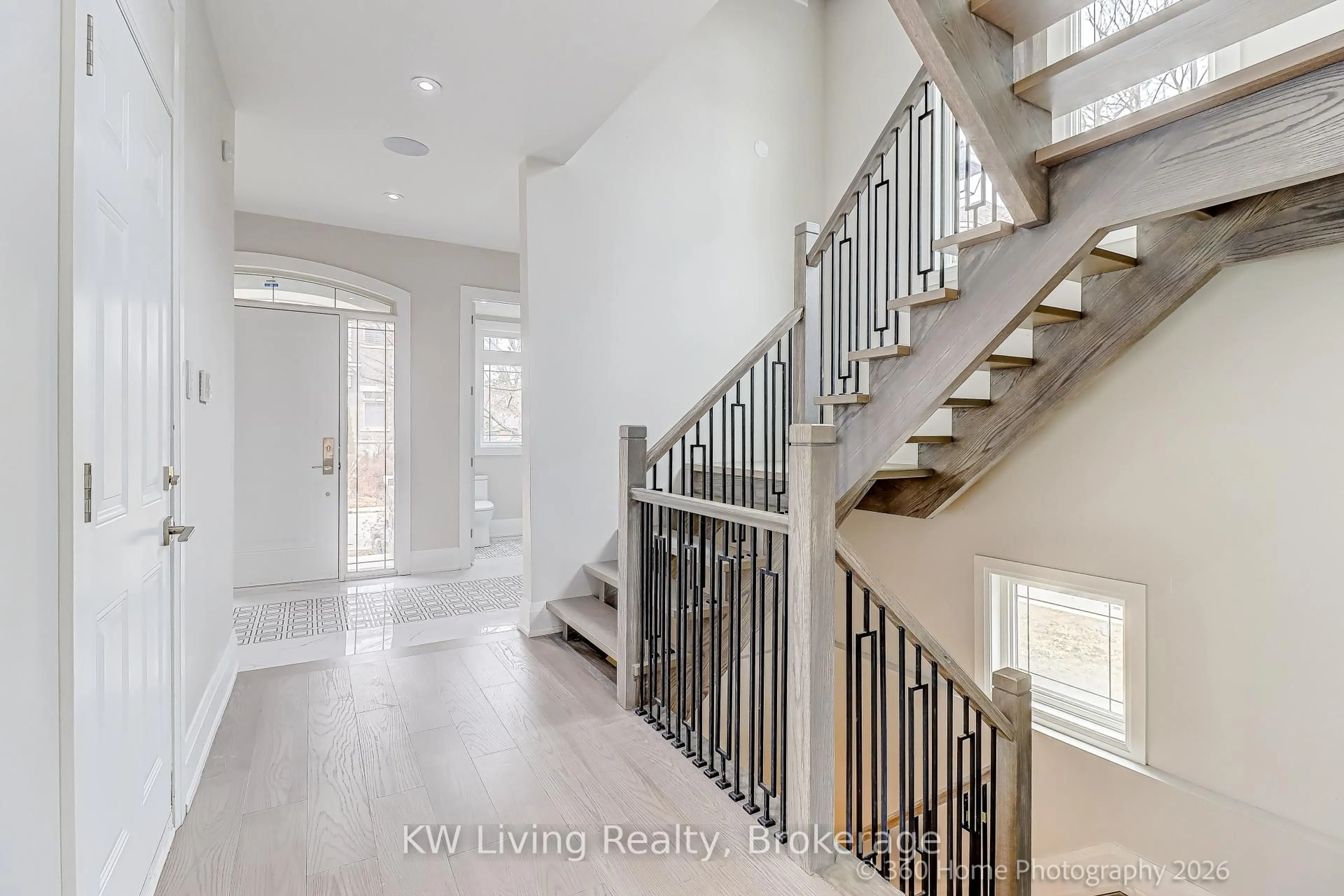 Indoor entryway for 1550 Edencrest Dr, Mississauga Ontario L5E 0A5