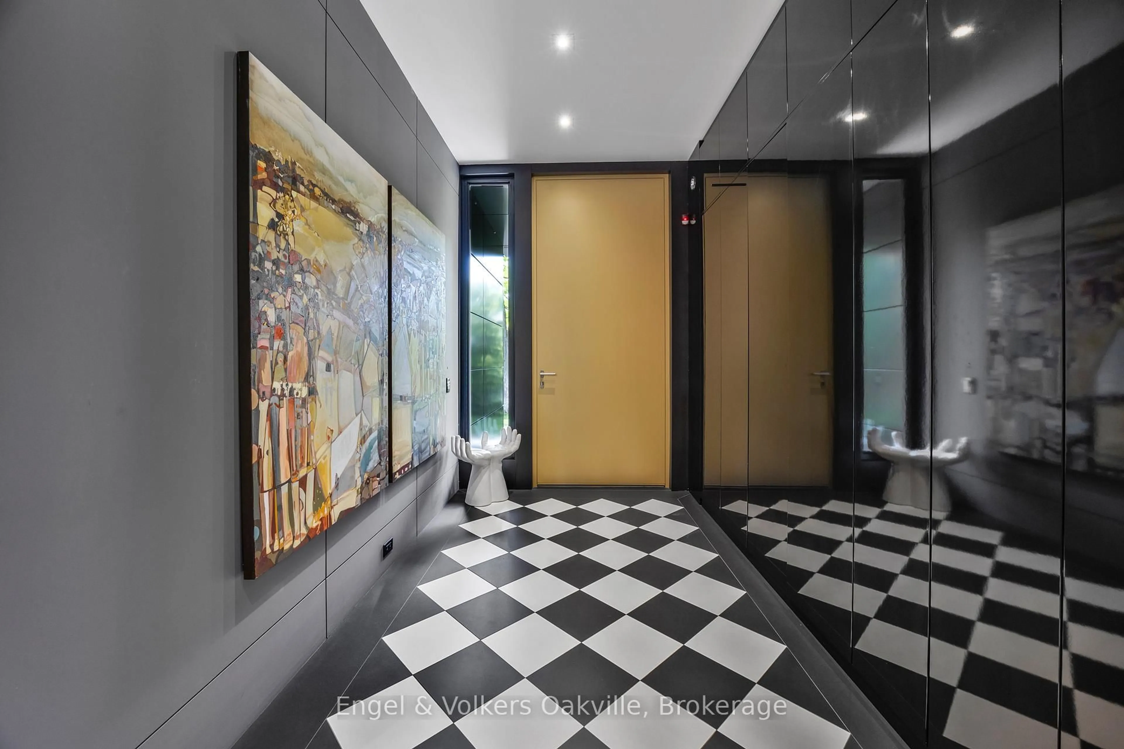 Indoor foyer for 1516 Duncan Rd, Oakville Ontario L6J 2R3