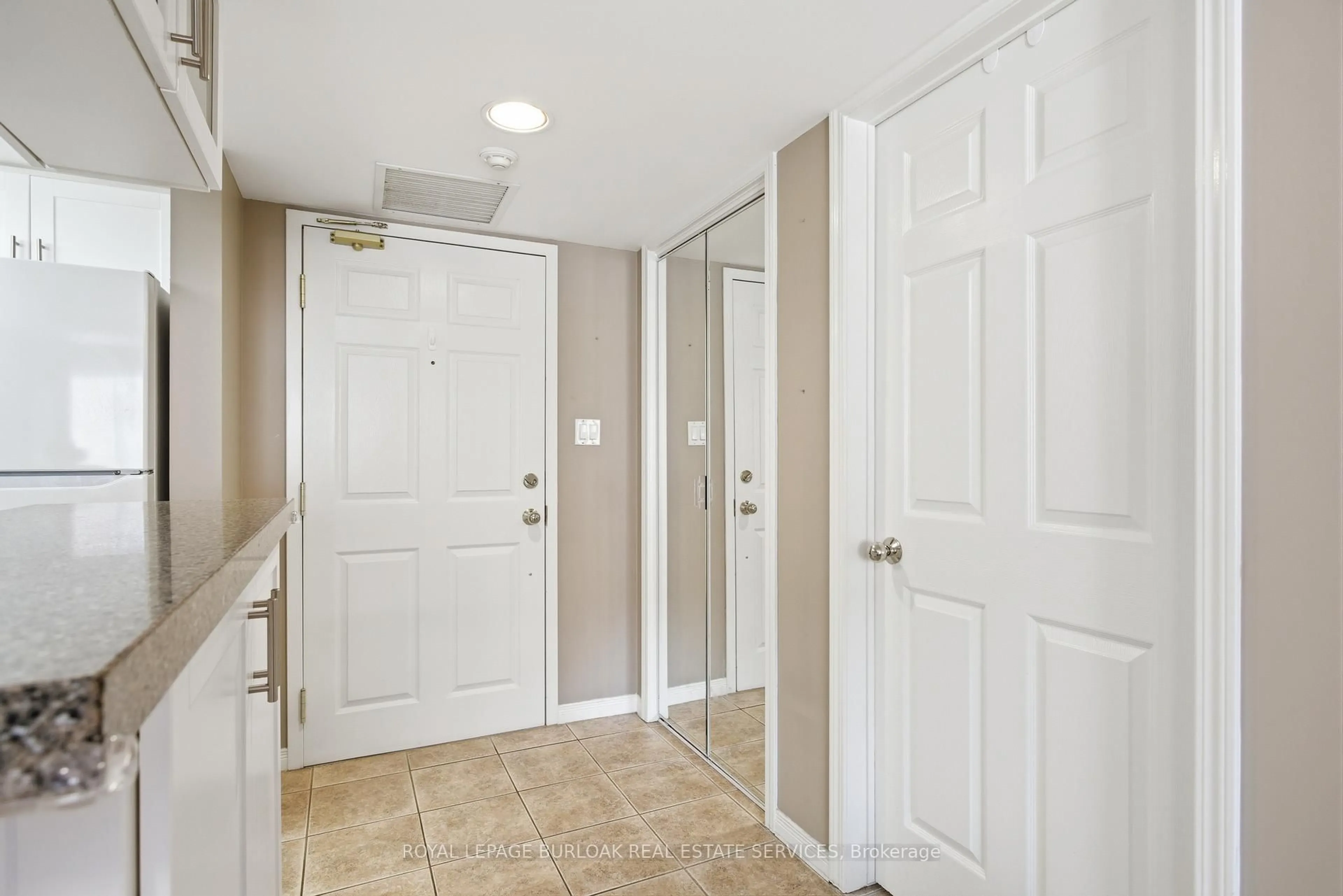Indoor entryway for 216 Plains Rd #F304, Burlington Ontario L7T 4M1