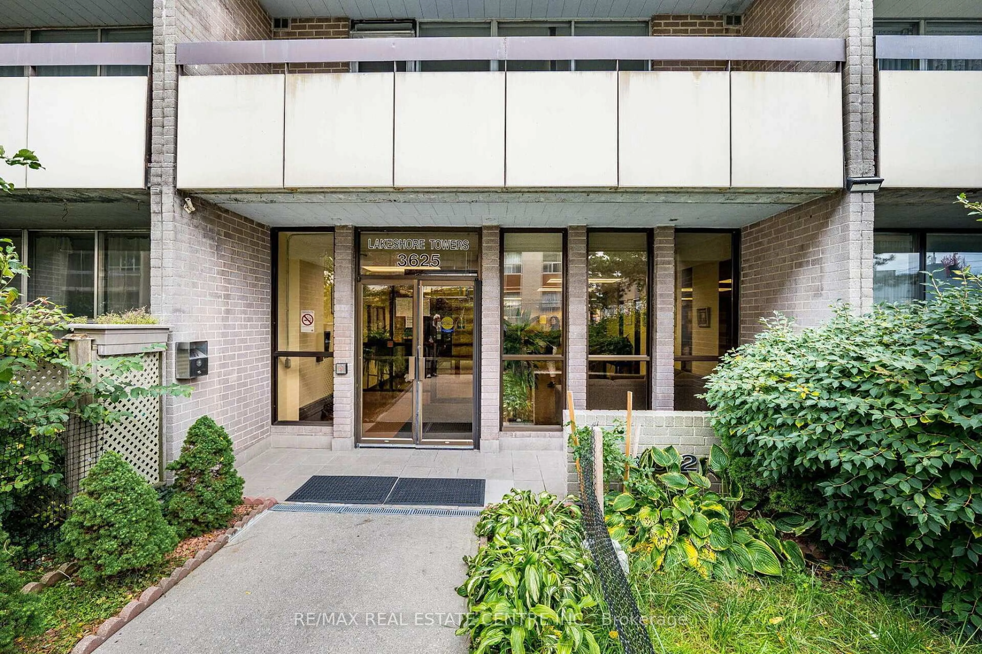 Indoor foyer for 3625 Lakeshore Blvd #Ph4/604, Toronto Ontario M8W 4W2