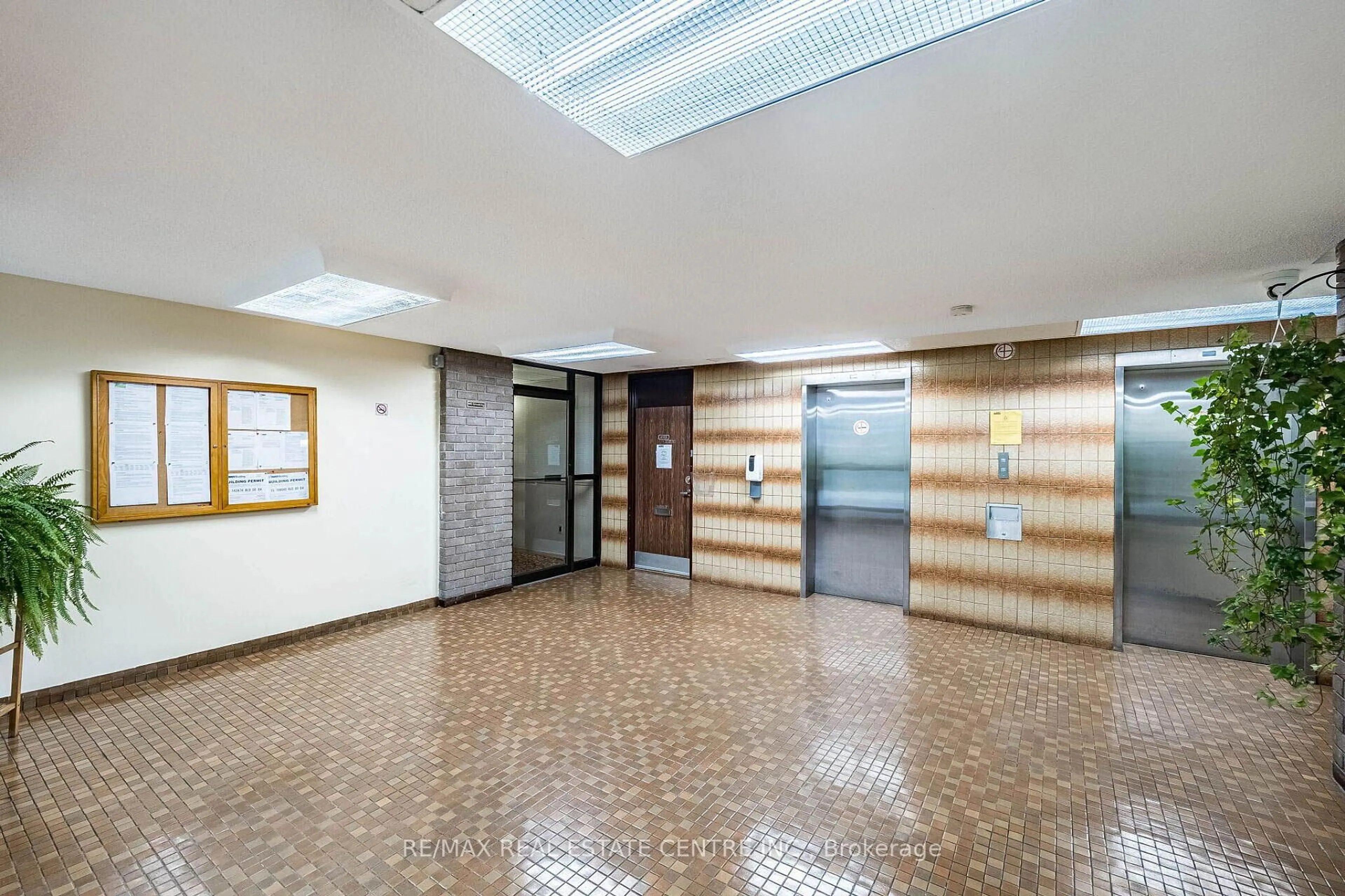 Indoor foyer for 3625 Lakeshore Blvd #Ph4/604, Toronto Ontario M8W 4W2