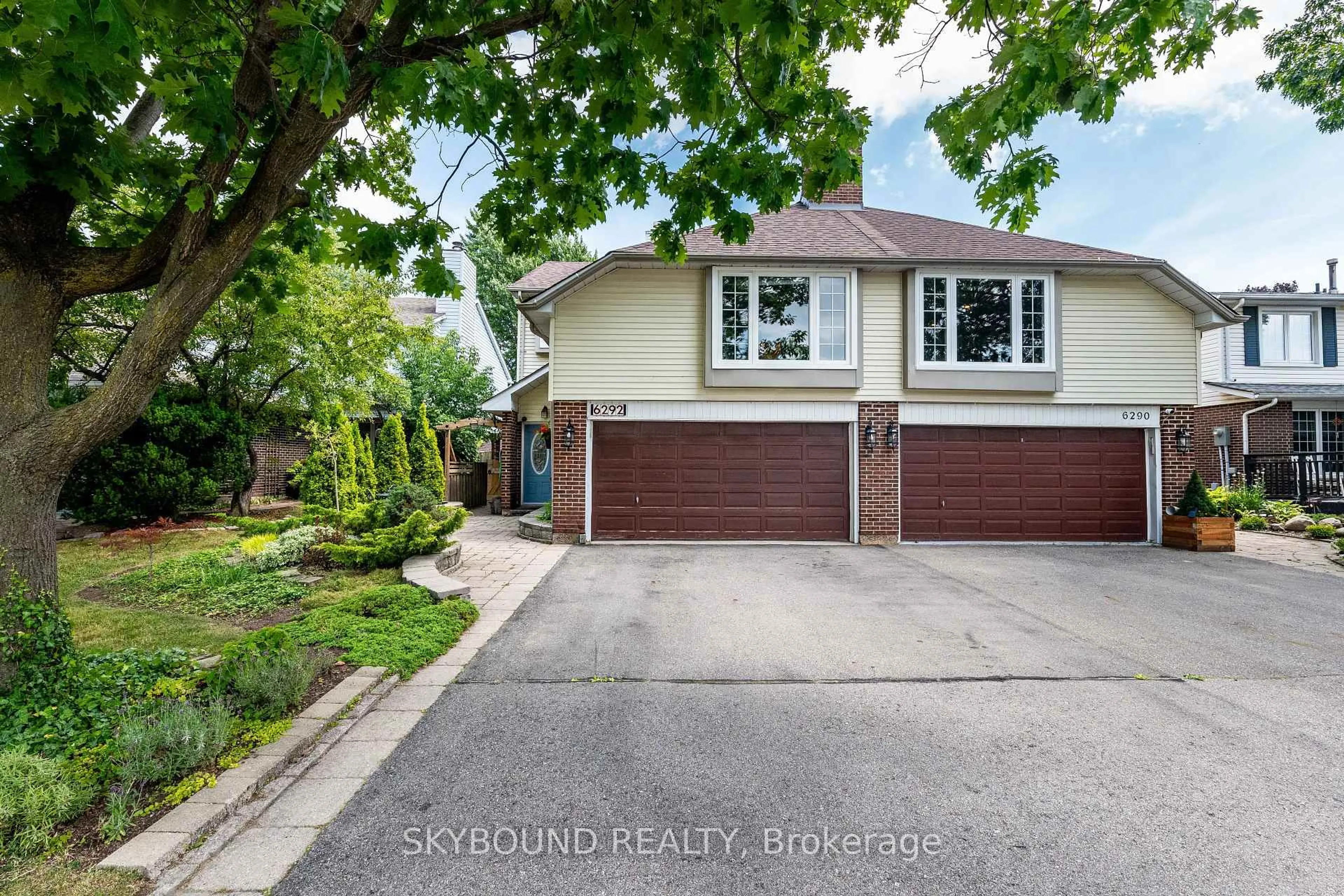 Home with vinyl exterior material, street for 6292 Starfield Cres, Mississauga Ontario L5N 1X4