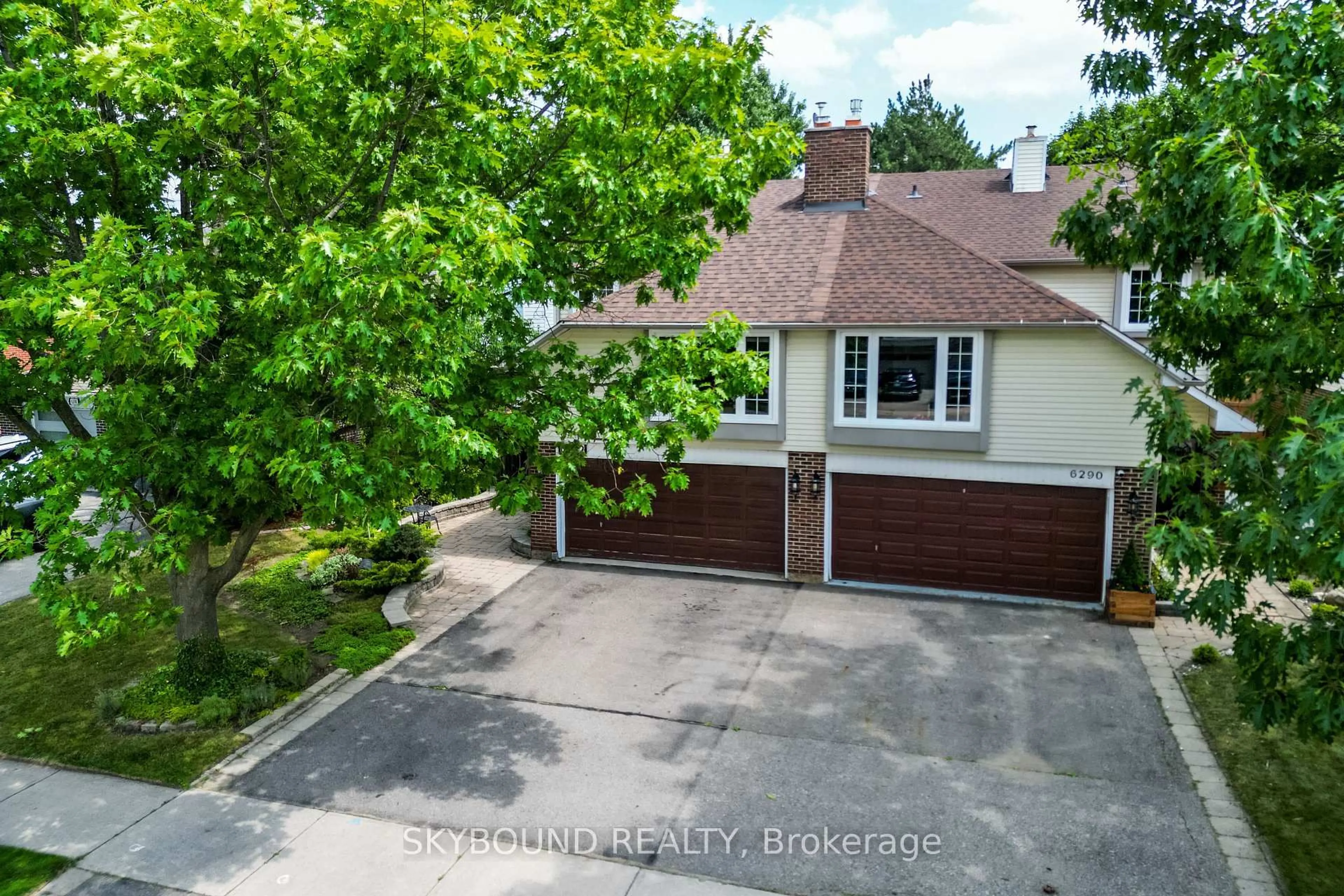 A pic from outside/outdoor area/front of a property/back of a property/a pic from drone, street for 6292 Starfield Cres, Mississauga Ontario L5N 1X4