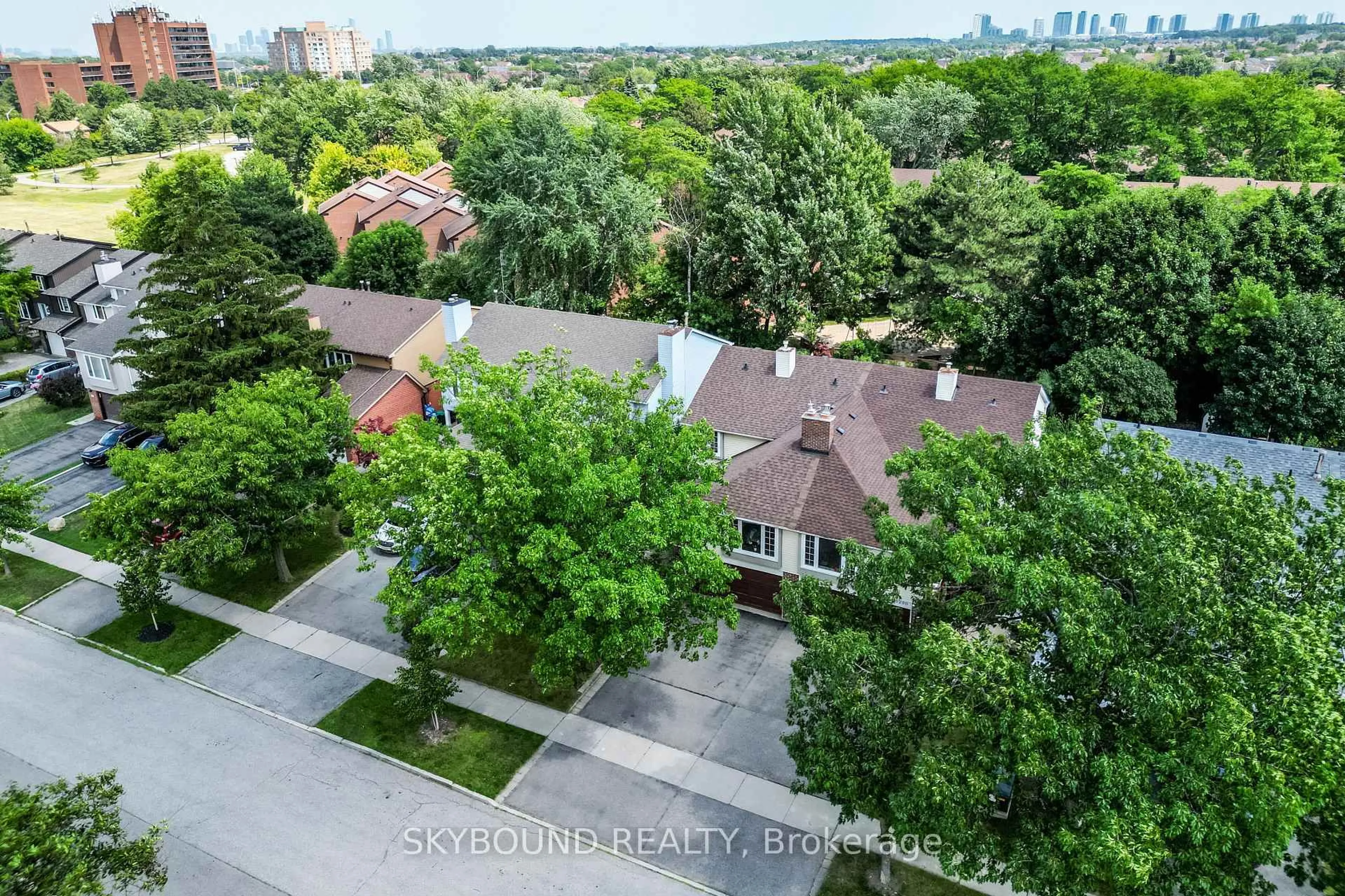 A pic from outside/outdoor area/front of a property/back of a property/a pic from drone, city buildings view from balcony for 6292 Starfield Cres, Mississauga Ontario L5N 1X4