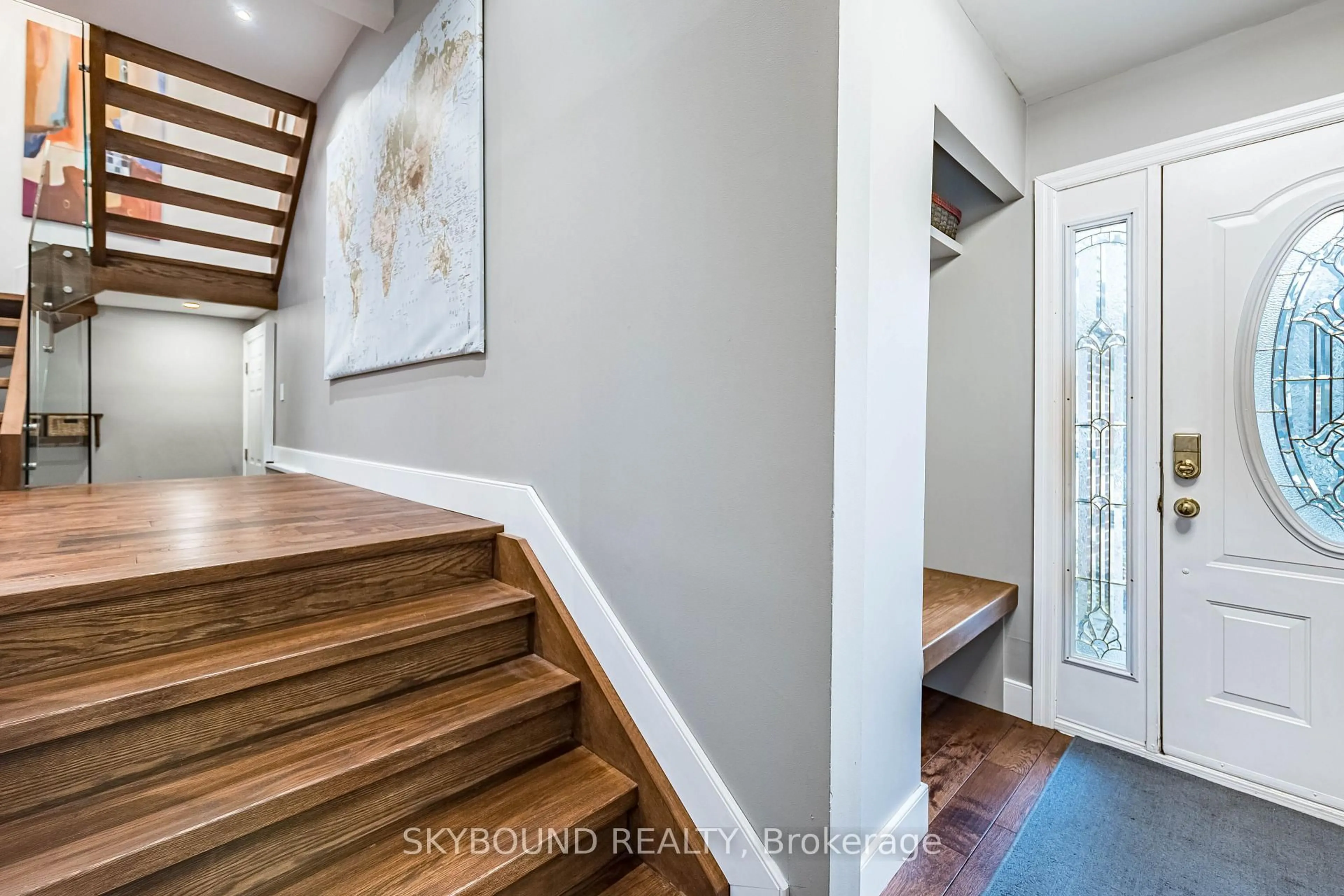 Indoor entryway for 6292 Starfield Cres, Mississauga Ontario L5N 1X4