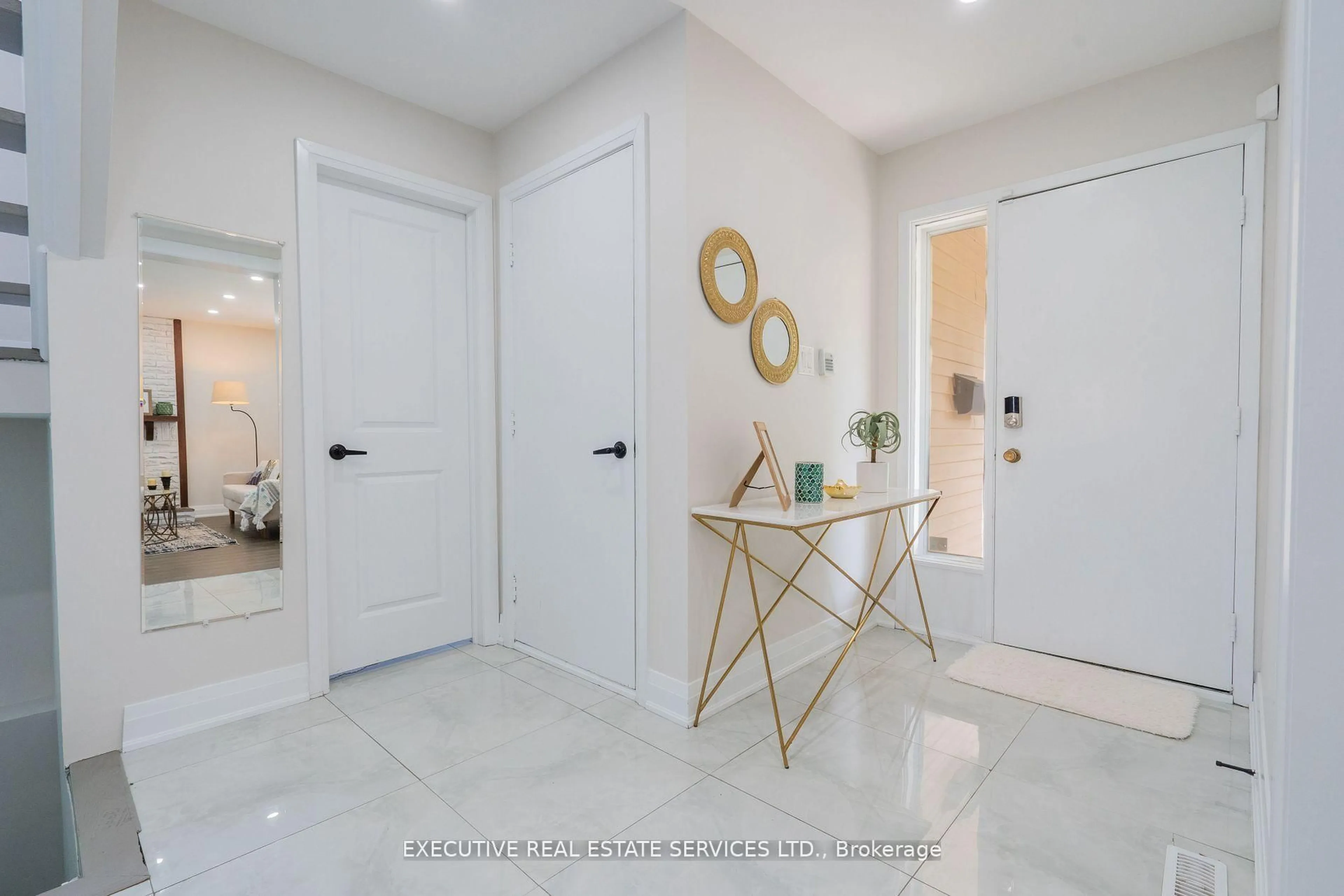 Indoor entryway for 36 Blueridge Sq, Brampton Ontario L6Z 1A1