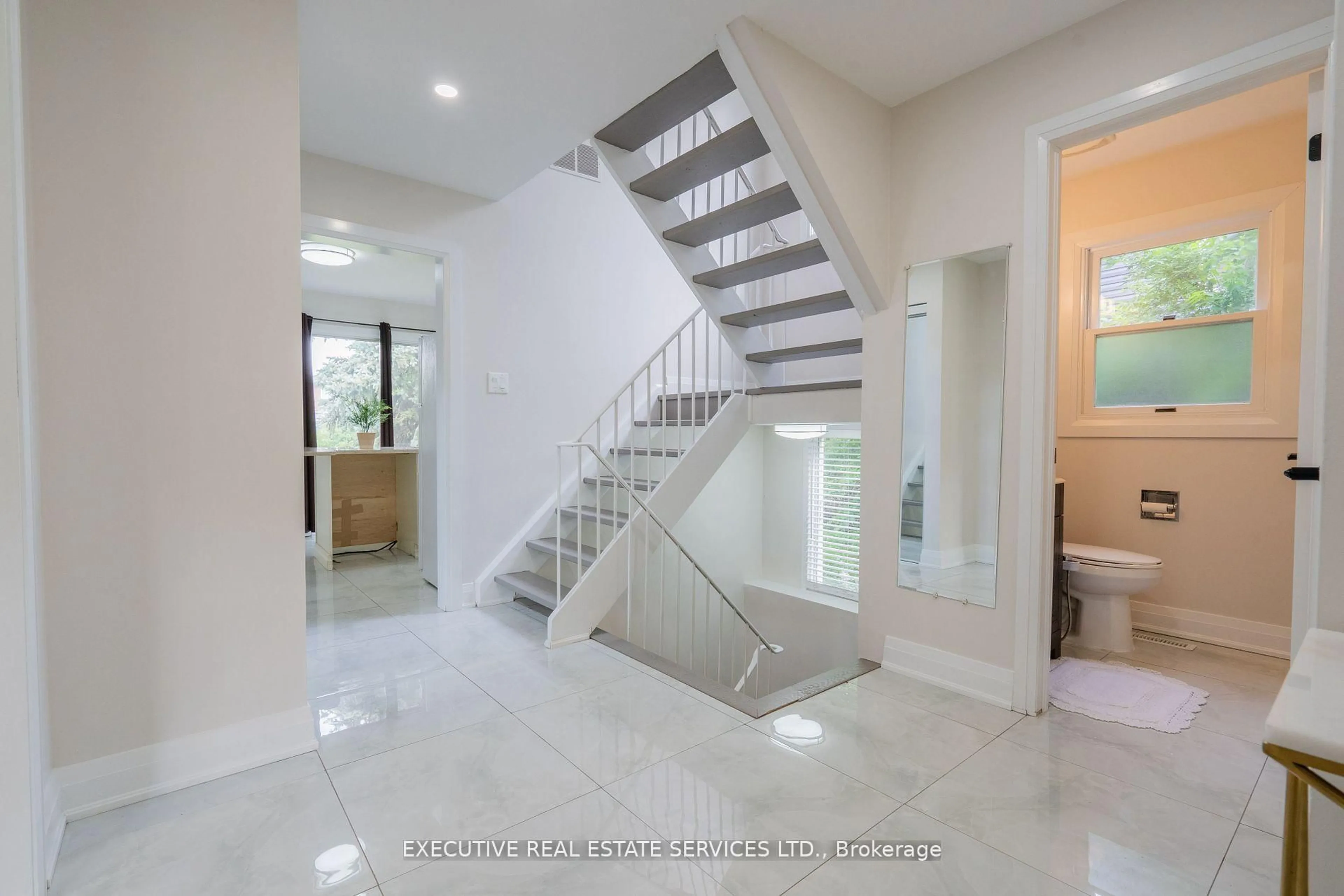 Stairs for 36 Blueridge Sq, Brampton Ontario L6Z 1A1