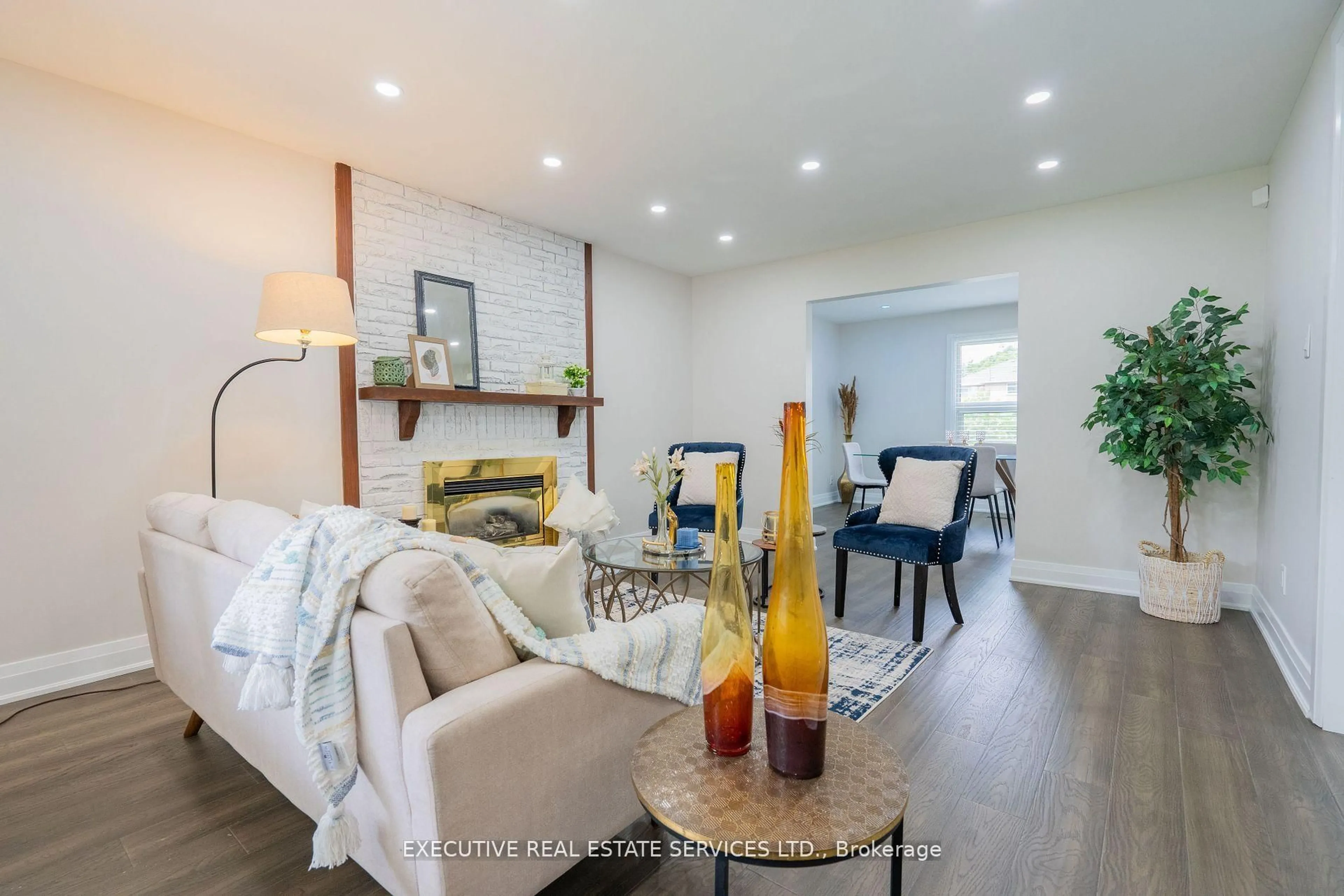 Living room with furniture, wood/laminate floor for 36 Blueridge Sq, Brampton Ontario L6Z 1A1