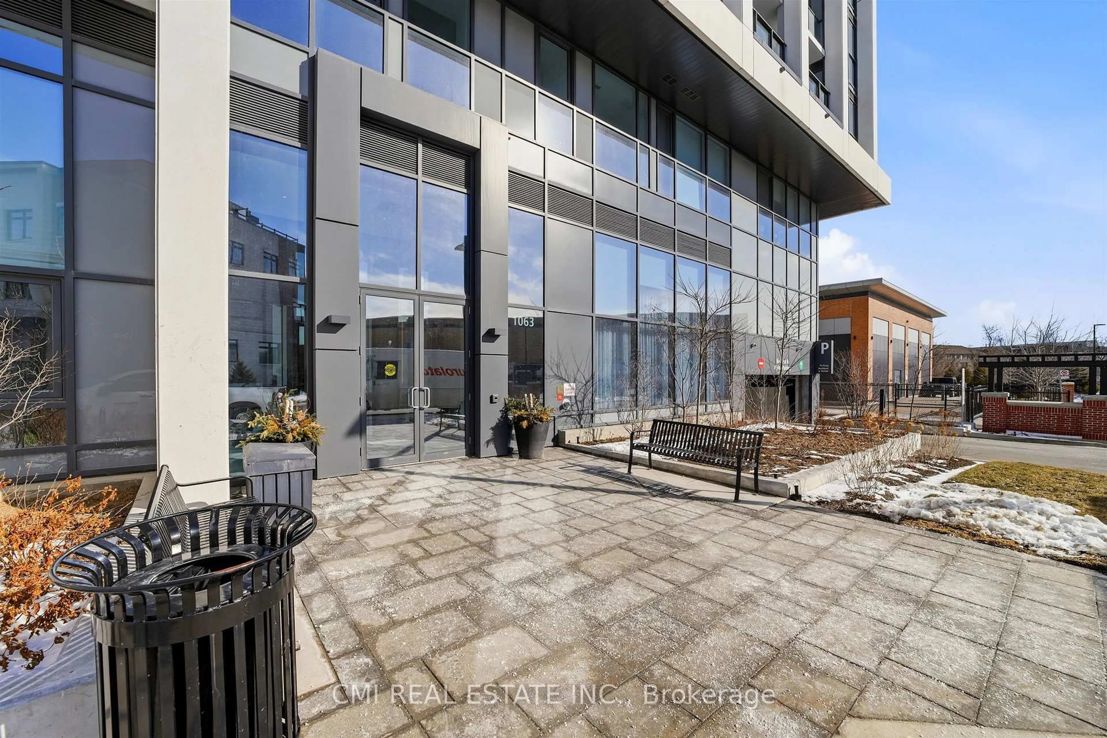Patio, building for 1063 Douglas Mccurdy Common #306, Mississauga Ontario L5G 4B1